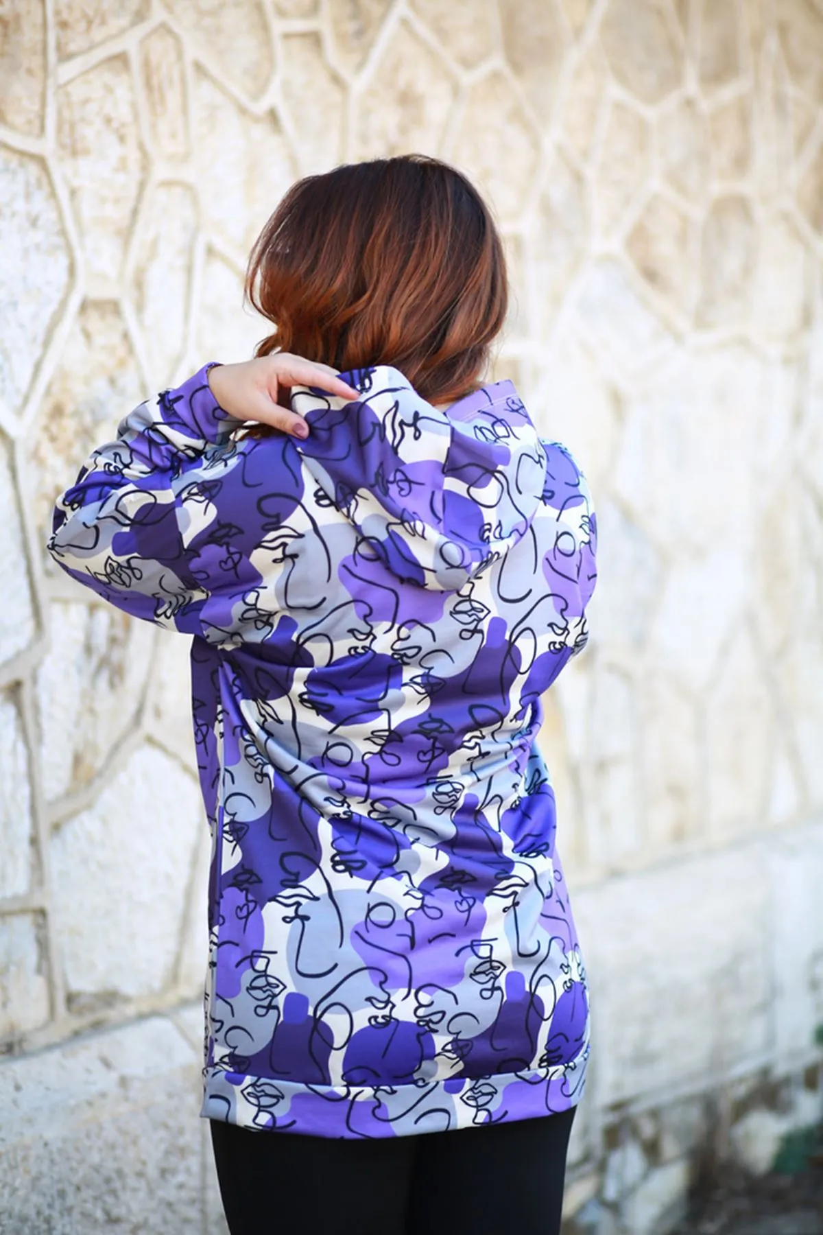 RENKTE KAPŞONLU DESENLİ SWEAT