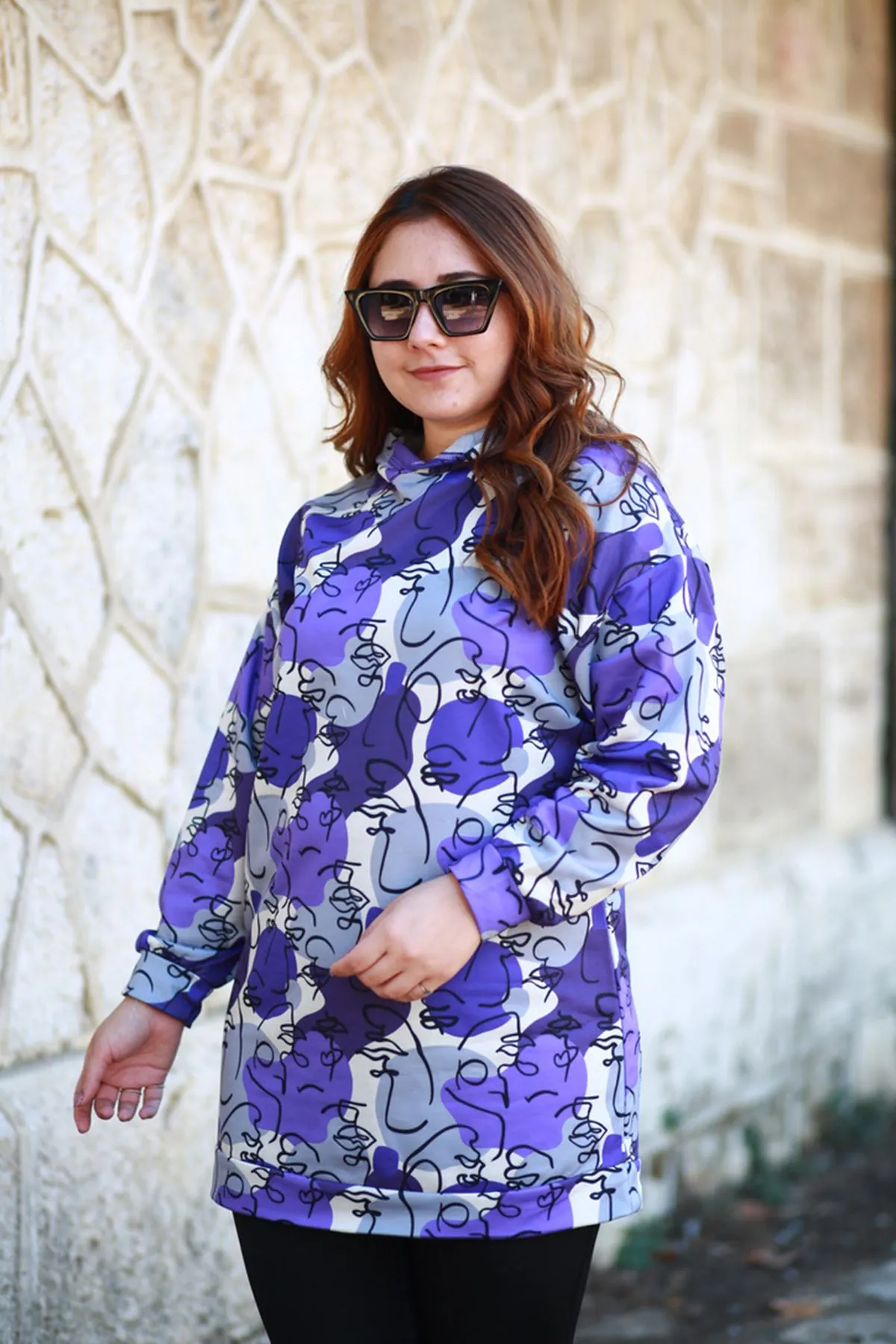 RENKTE KAPŞONLU DESENLİ SWEAT