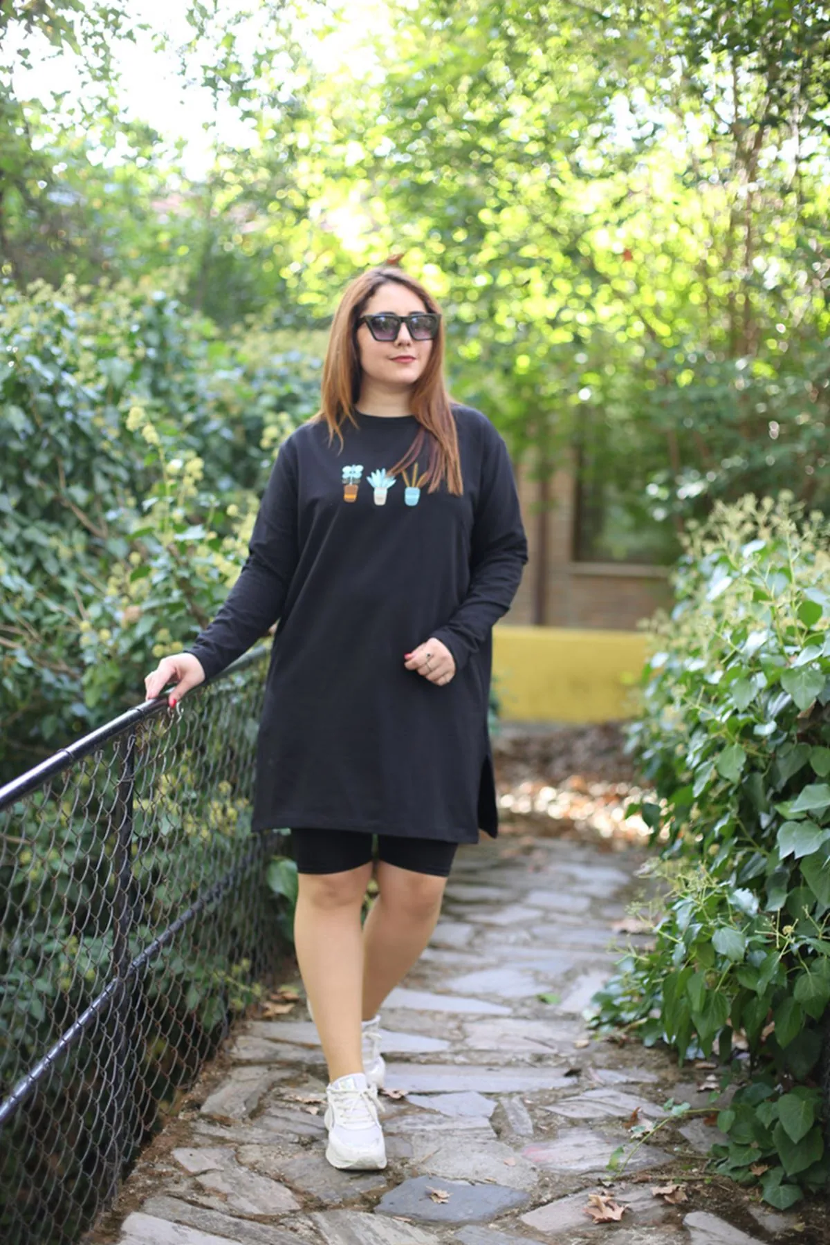 RENKTE ÖNÜ ÇİÇEK NAKIŞLI GENİŞ KESİM SİYAH SWEAT