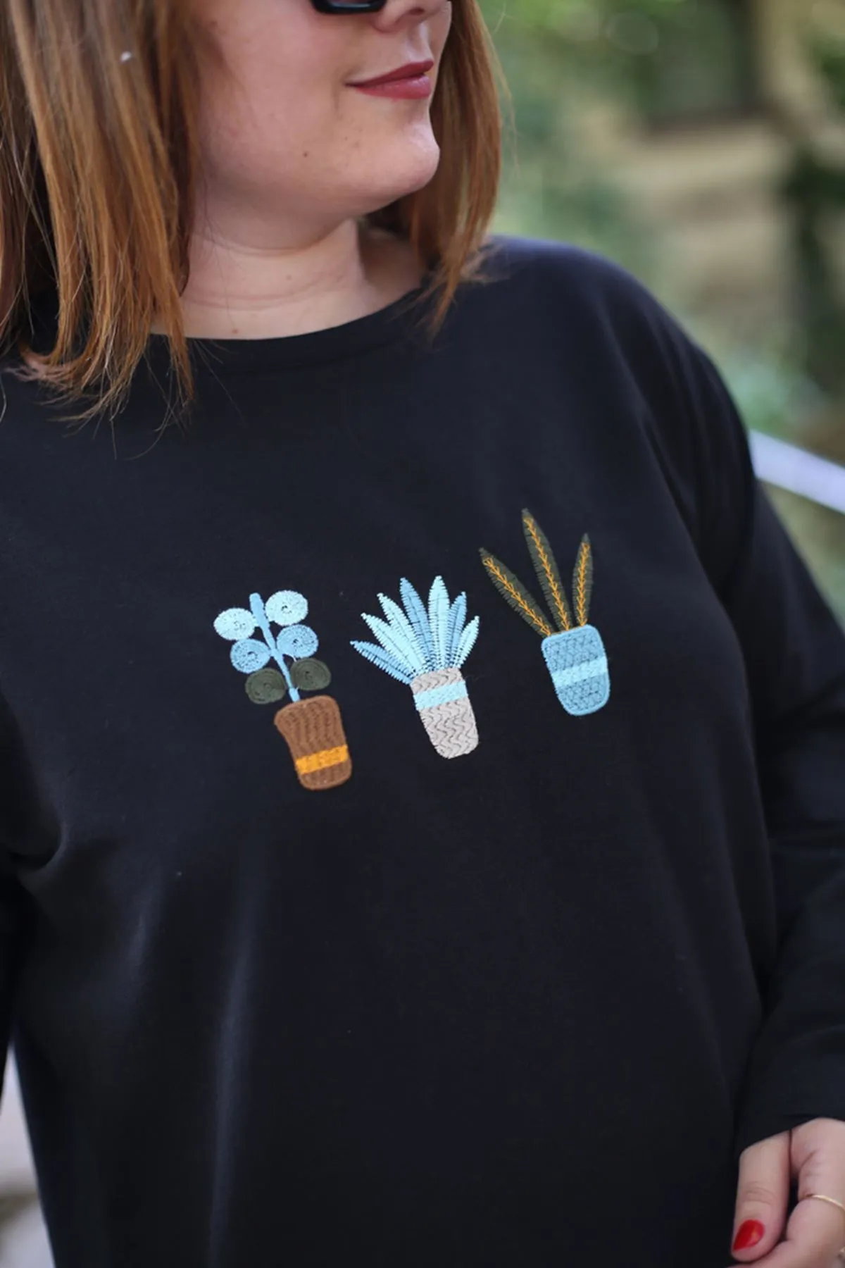 RENKTE ÖNÜ ÇİÇEK NAKIŞLI GENİŞ KESİM SİYAH SWEAT