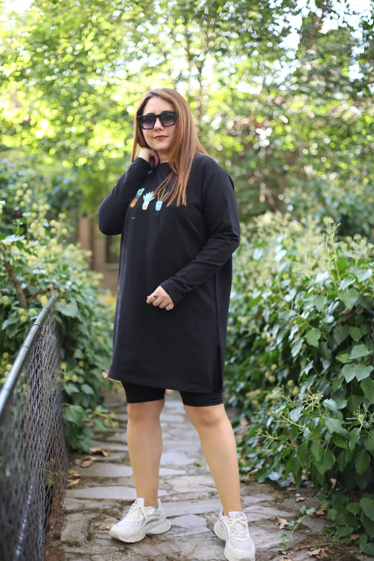 RENKTE ÖNÜ ÇİÇEK NAKIŞLI GENİŞ KESİM SİYAH SWEAT