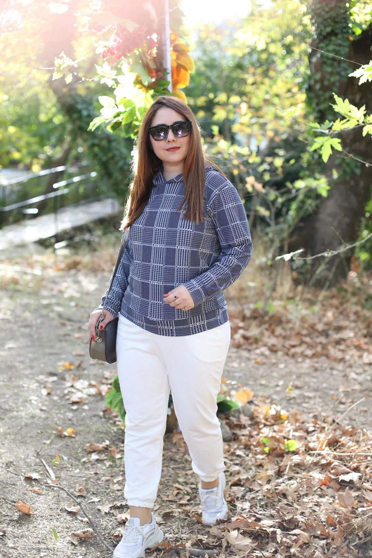 RENKTE KADİFEMSİ DOKUDA KAPŞONLU SWEAT&BLUZ