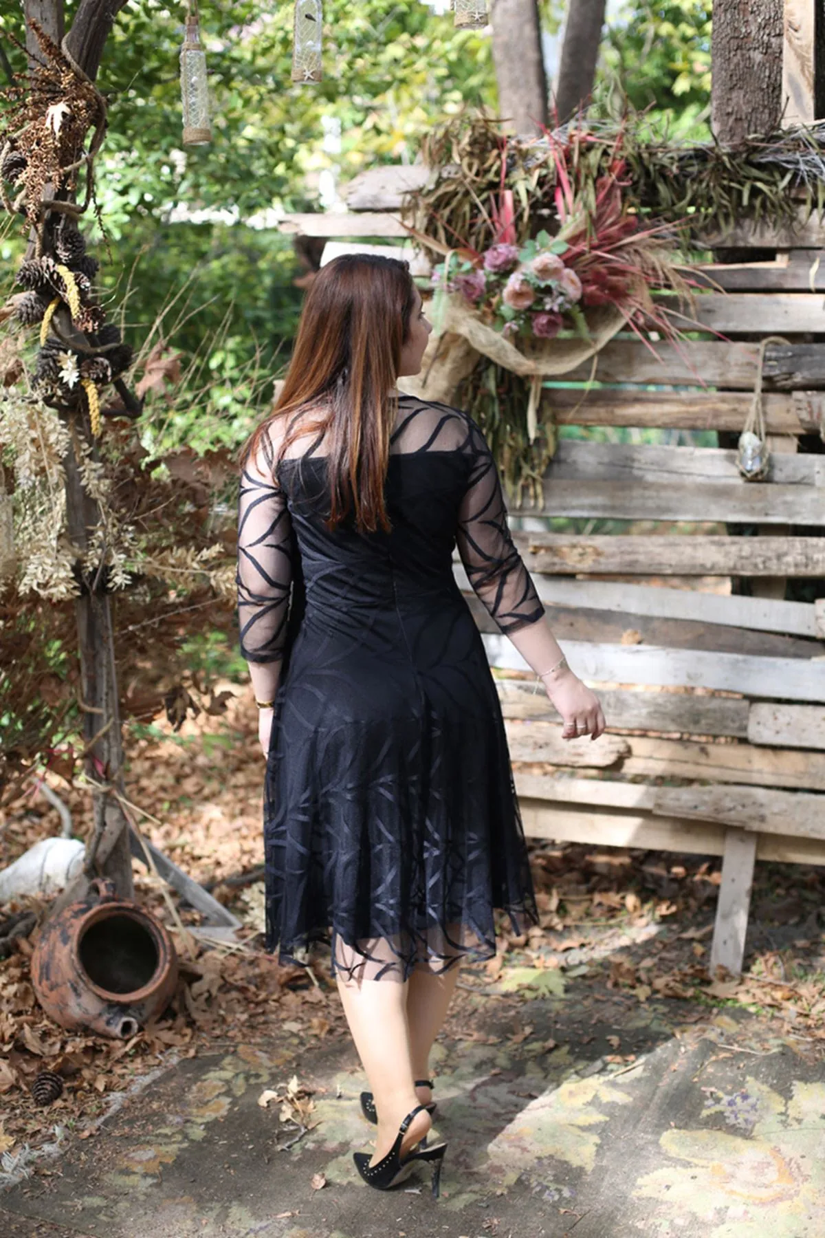 RENKTE BÜYÜK BEDEN SİYAH DANTEL ELBİSE