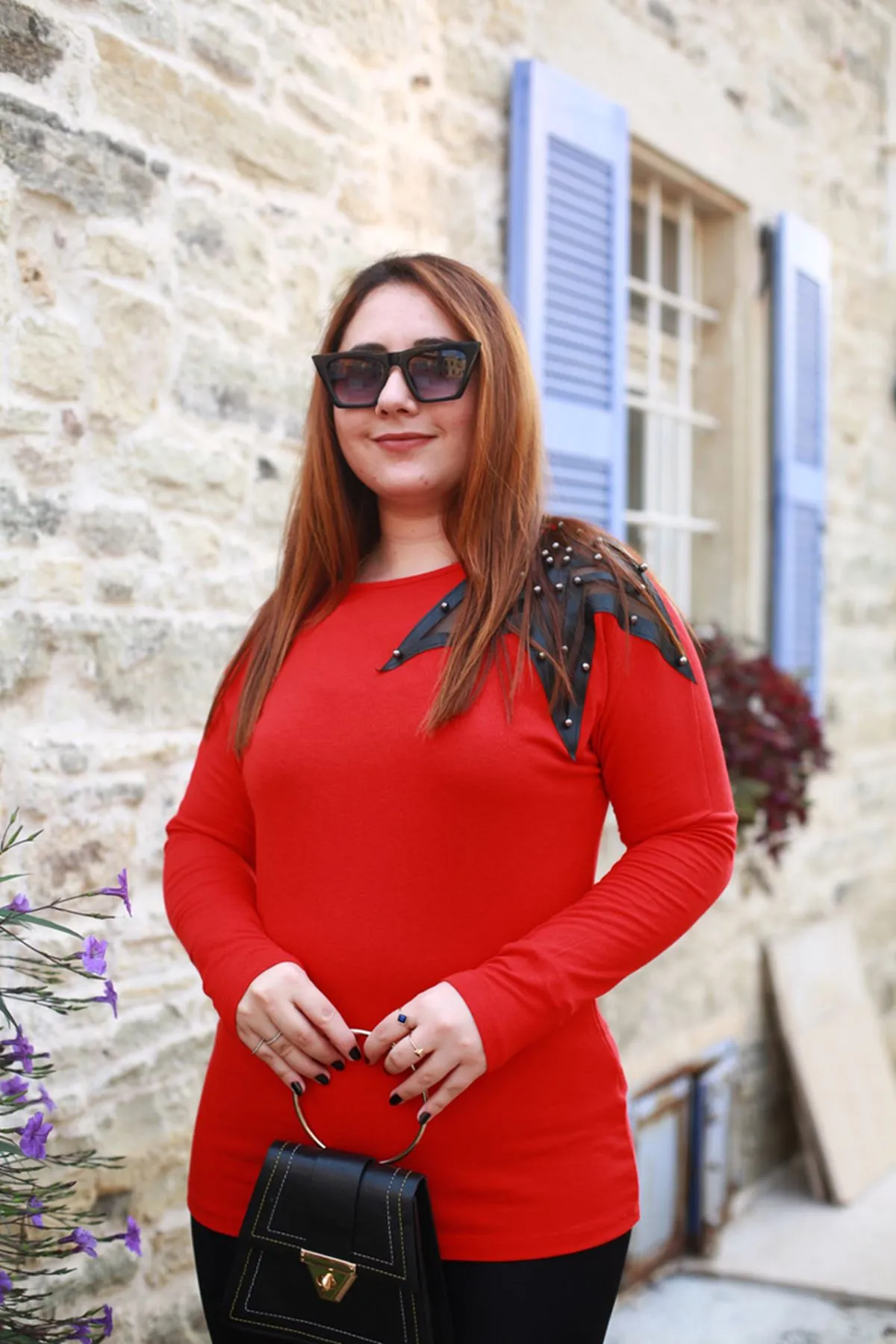 RENKTE TEK OMZU YILDIZ APLİKELİ KIRMIZI BLUZ
