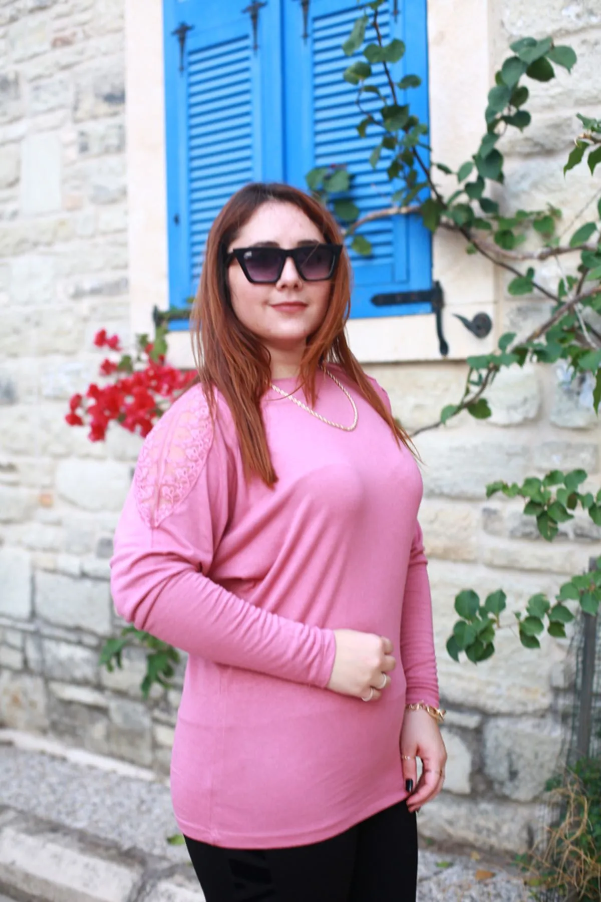 RENKTE KOLLARI APLİK DANTELLİ PUDRA BLUZ