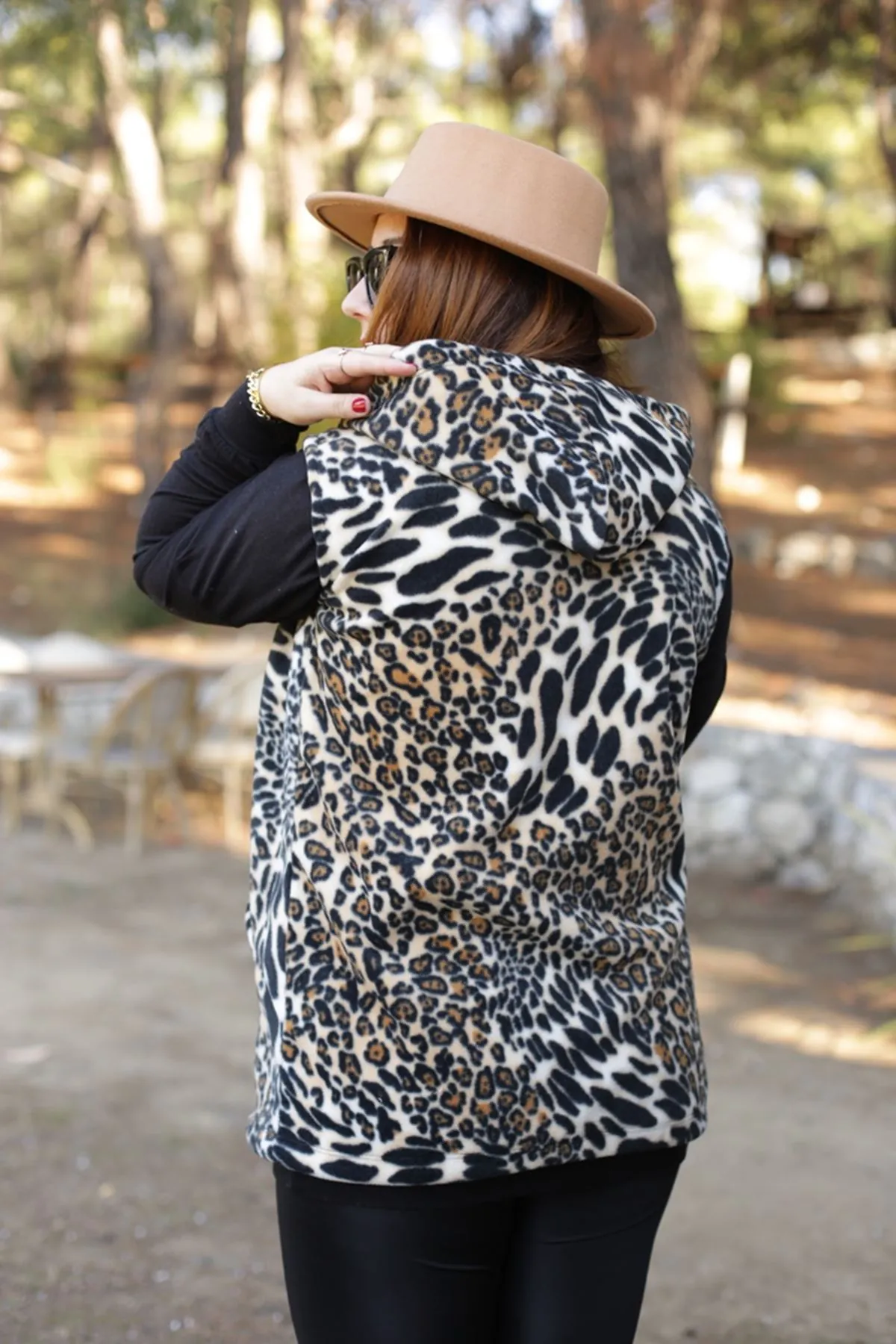 RENKTE KALIN LEOPAR DESENLİ POLAR YELEK