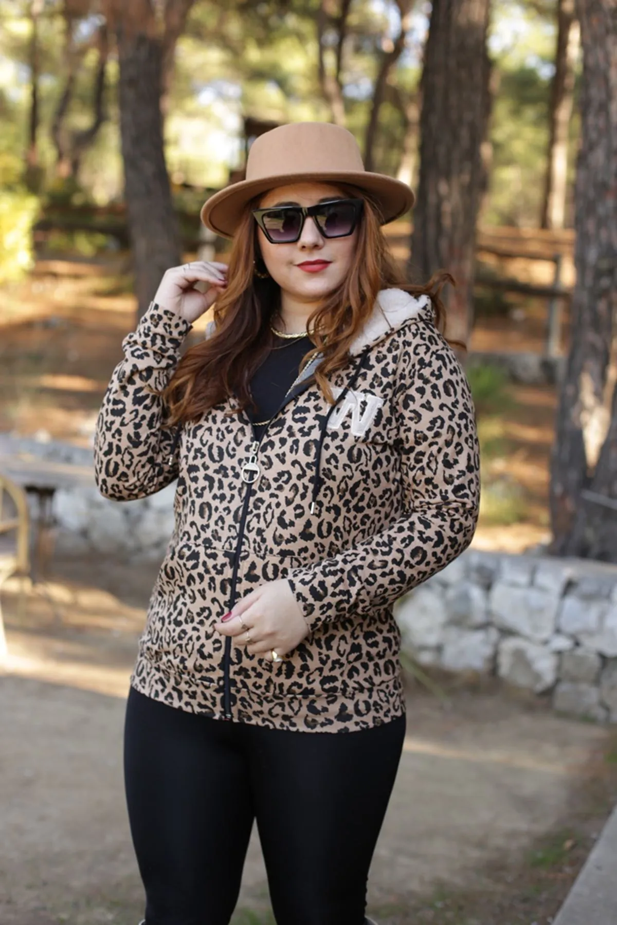 RENKTE KAPŞONU PELUŞ APLİKELİ LEOPAR DESENLİ CEKET