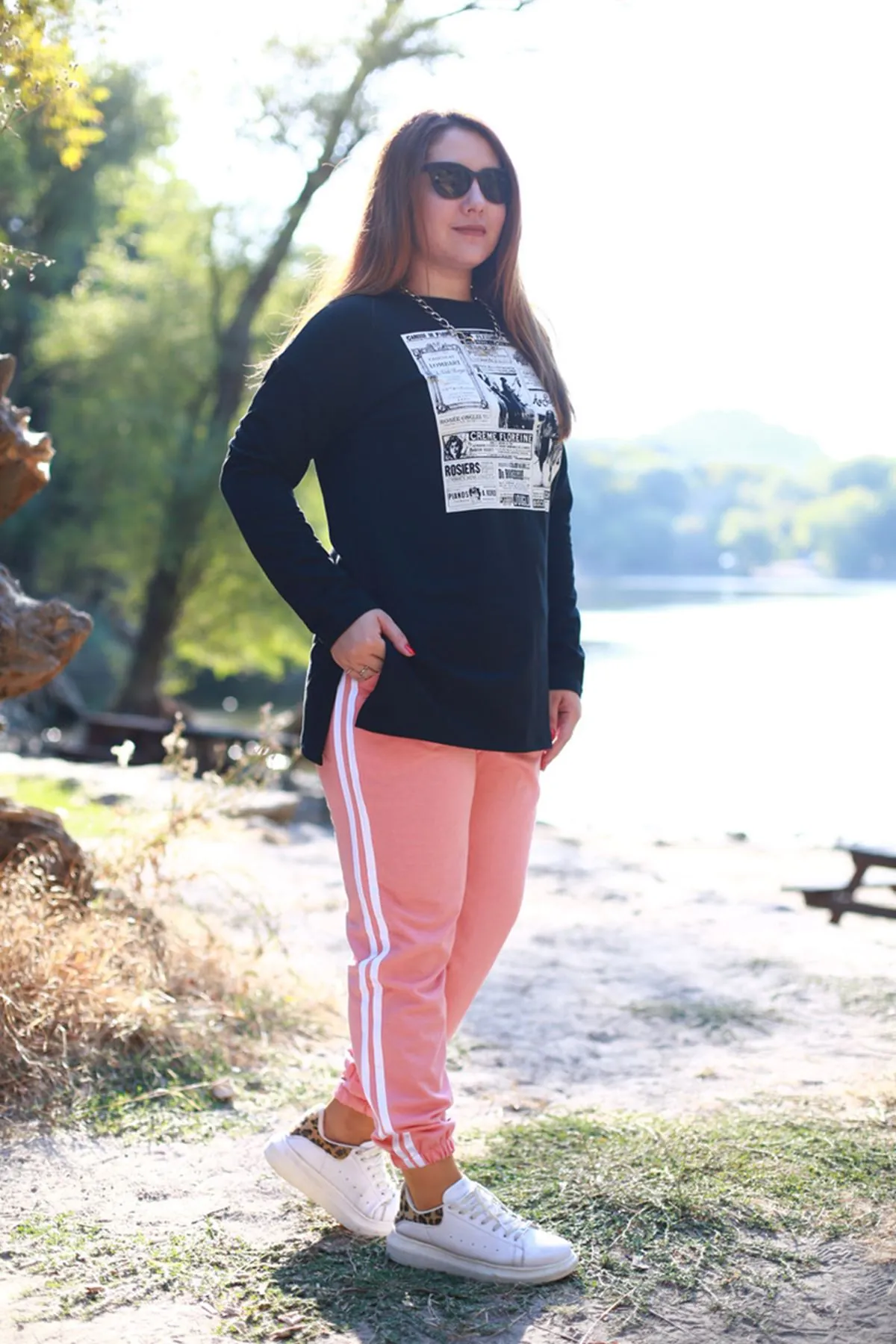 RENKTE GENİŞ KESİM YAN ŞERİTLİ MERCAN EŞOFMANALTI