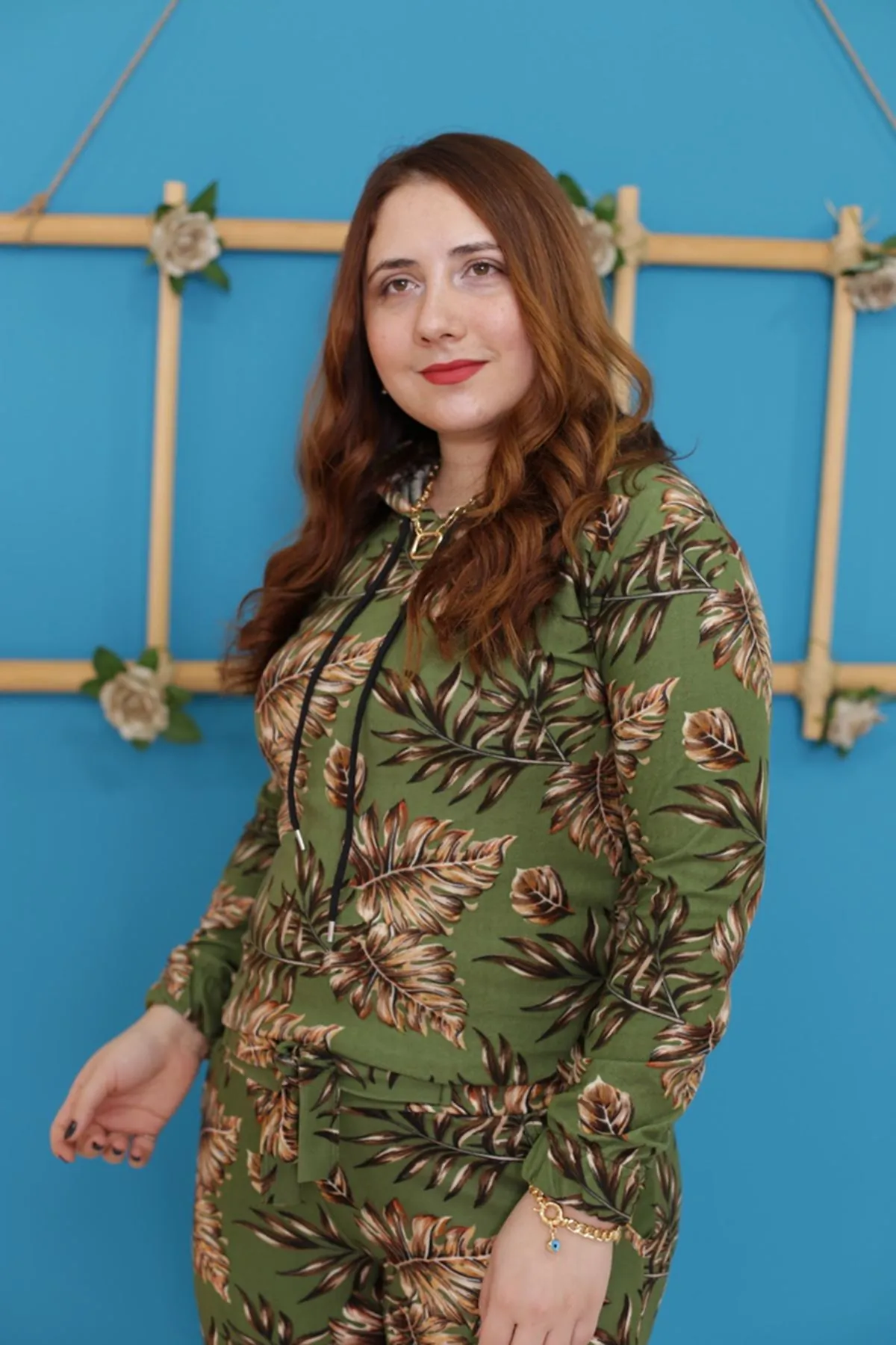 RENKTE DESENLİ KADİFEMSİ DOKUDA ESNEK TAKIM