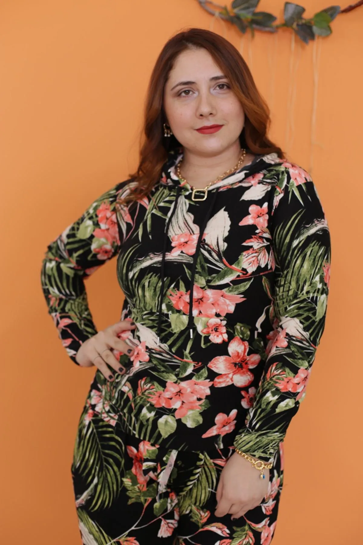 RENKTE DESENLİ KADİFEMSİ DOKUDA ESNEK TAKIM