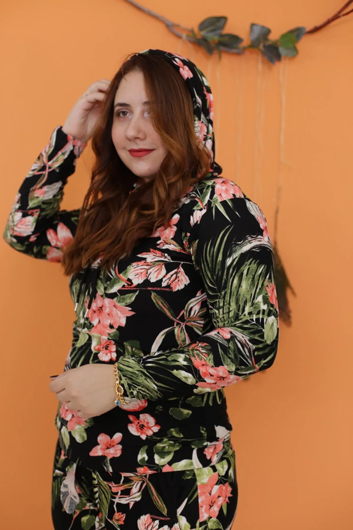 RENKTE KADİFEMSİ DOKUDA KAPŞONLU SWEAT&BLUZ
