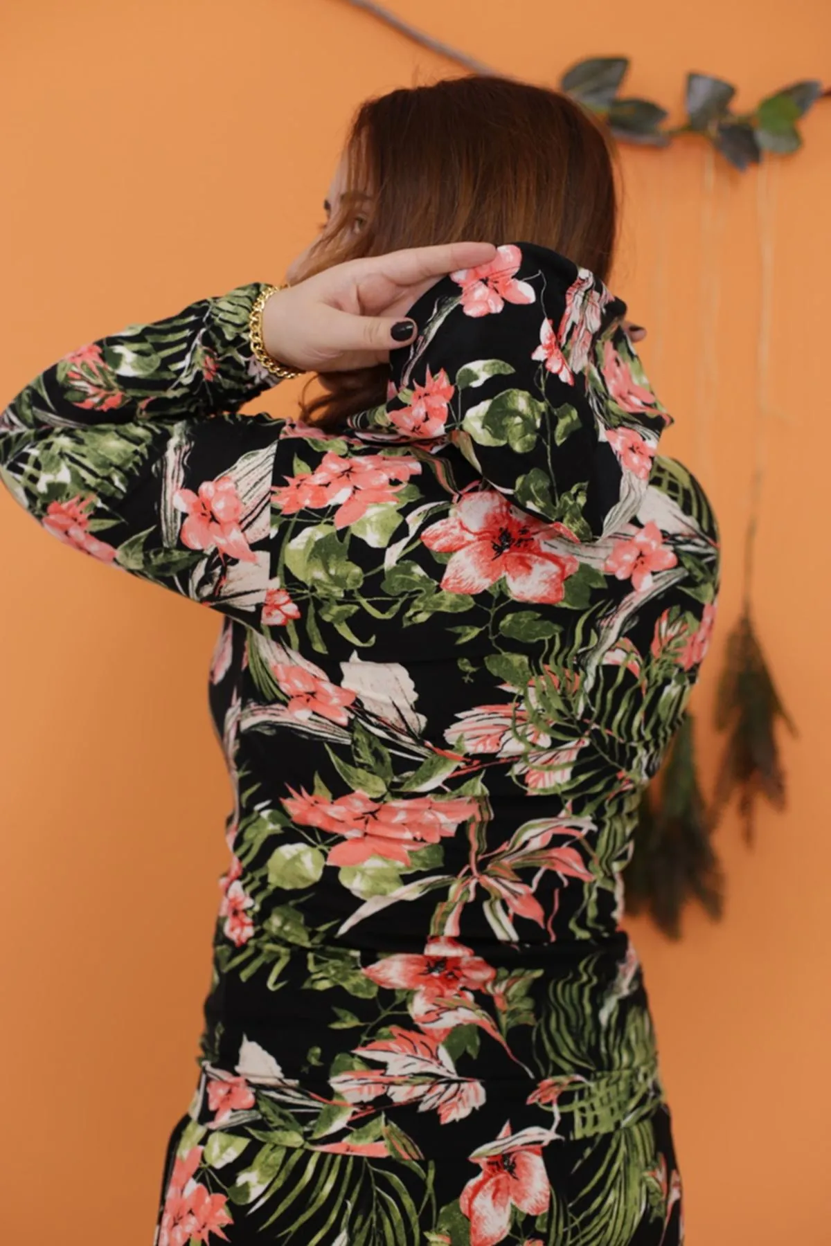 RENKTE KADİFEMSİ DOKUDA KAPŞONLU SWEAT&BLUZ