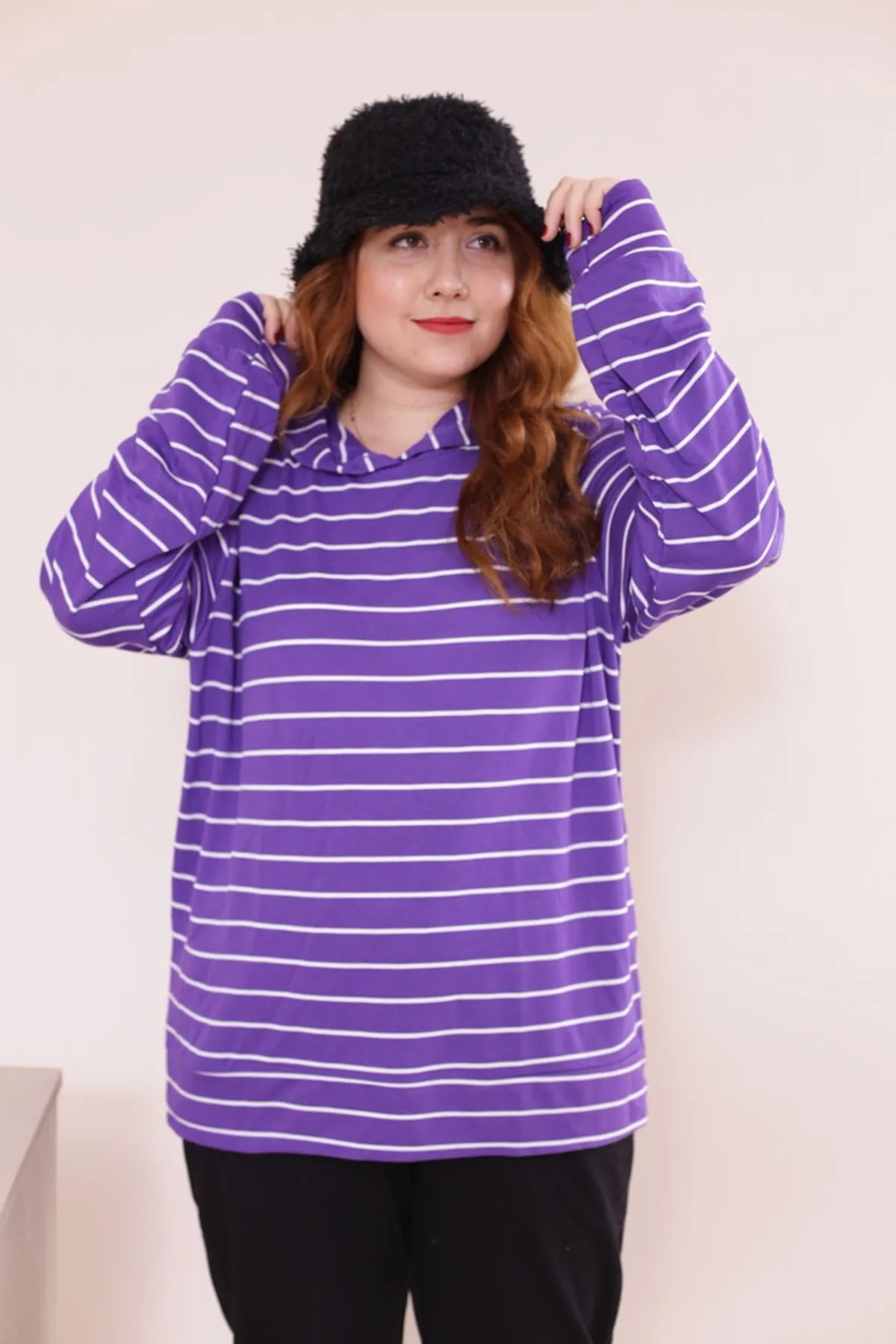 RENKTE KAPŞONLU BATTAL MOR ÇİZGİLİ SWEAT