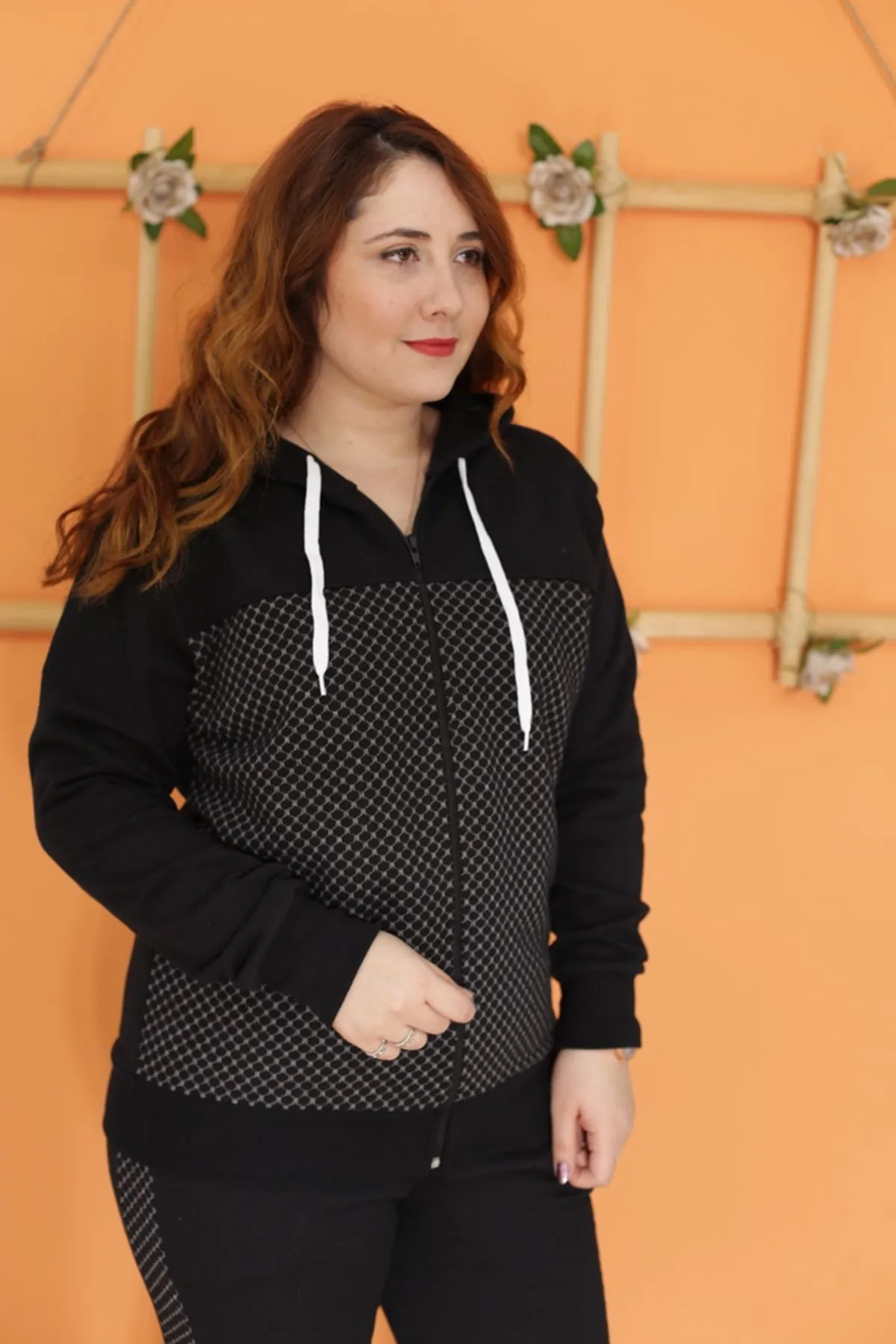 RENKTE ŞARDONLU SİYAH DESENLİ FERMUARLI ALT ÜST TAKIM