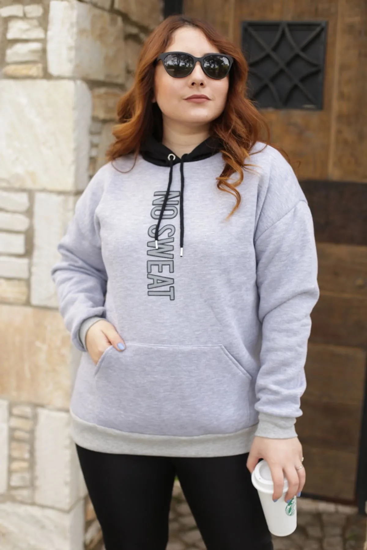 RENKTE KAPŞONU GARNİLİ BASKILI ŞARDONLU GRİ SWEAT