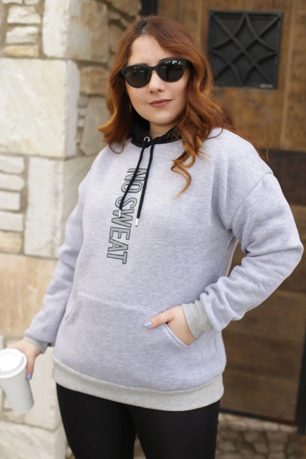 RENKTE KAPŞONU GARNİLİ BASKILI ŞARDONLU GRİ SWEAT