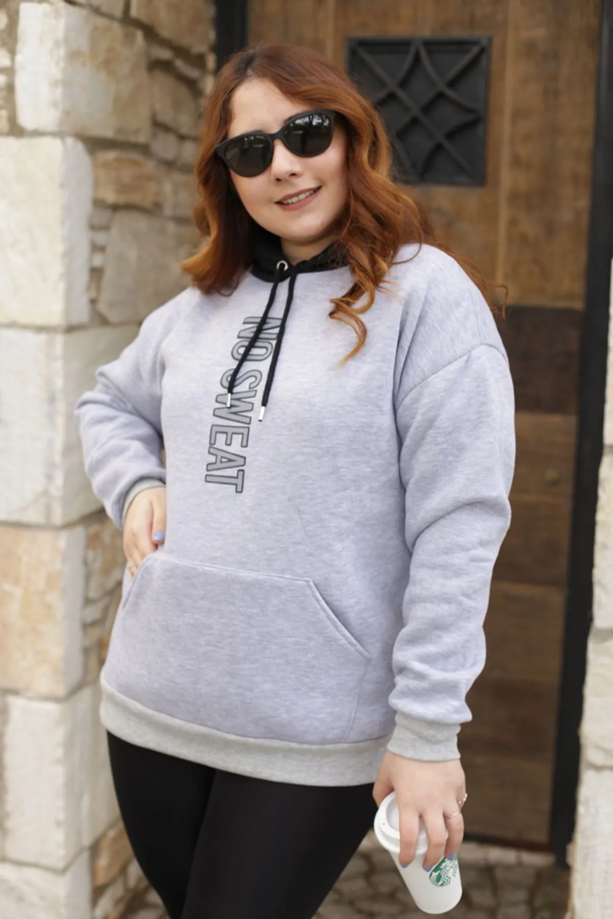 RENKTE KAPŞONU GARNİLİ BASKILI ŞARDONLU GRİ SWEAT