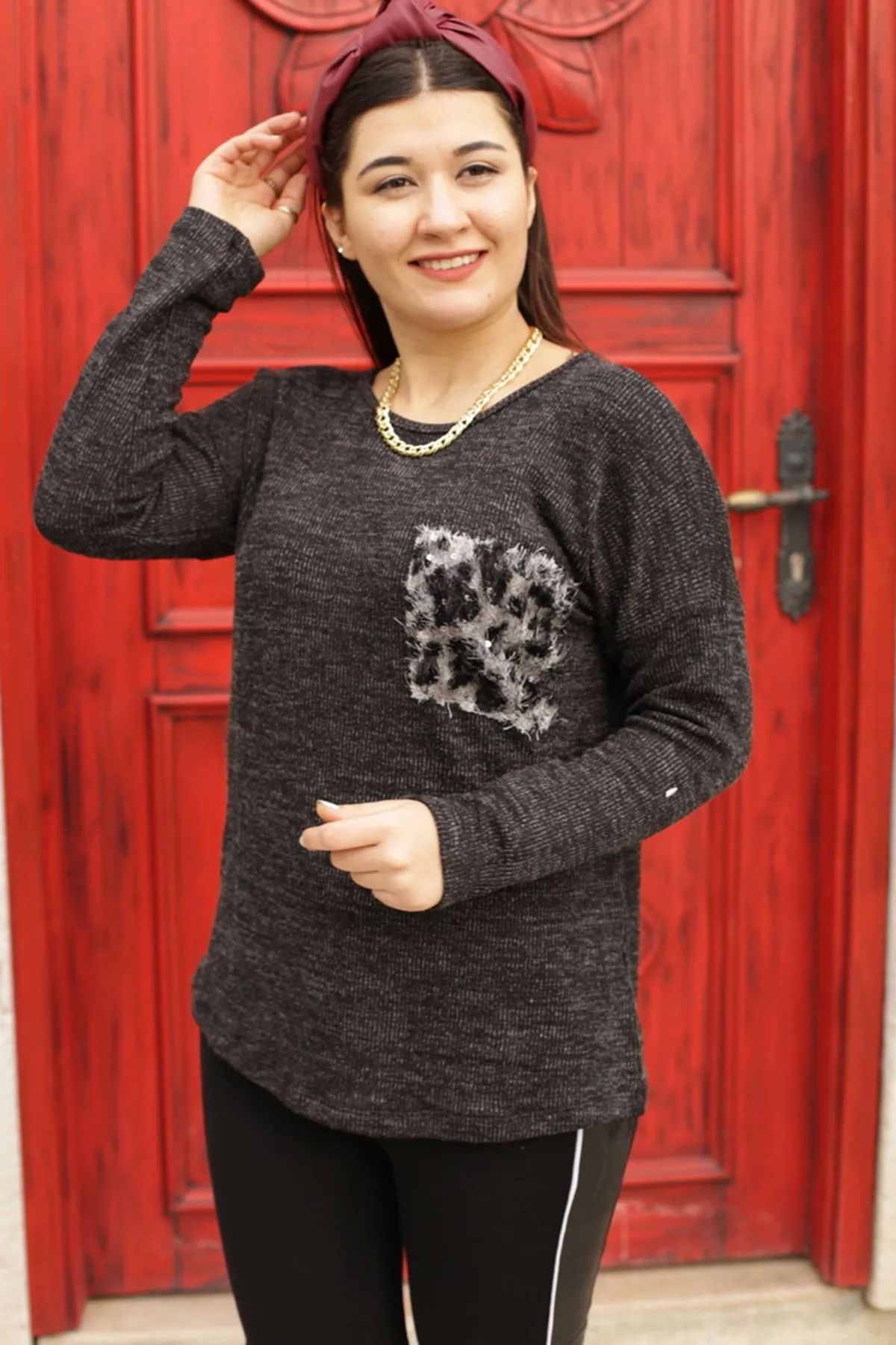 RENKTE LEOPAR CEPLİ SIRTI BİYELİ SİYAH TRİKO BLUZ