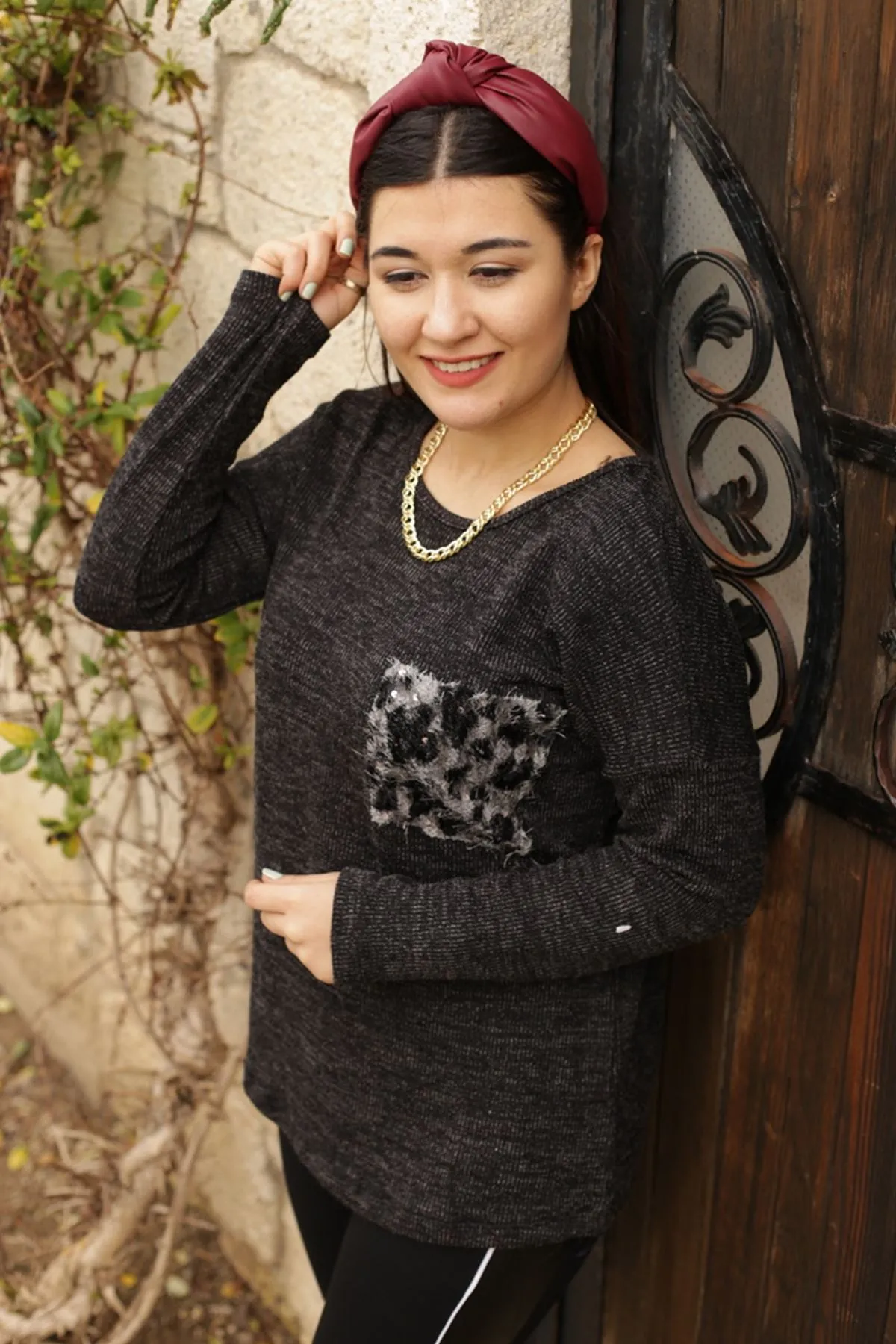 RENKTE LEOPAR CEPLİ SIRTI BİYELİ SİYAH TRİKO BLUZ