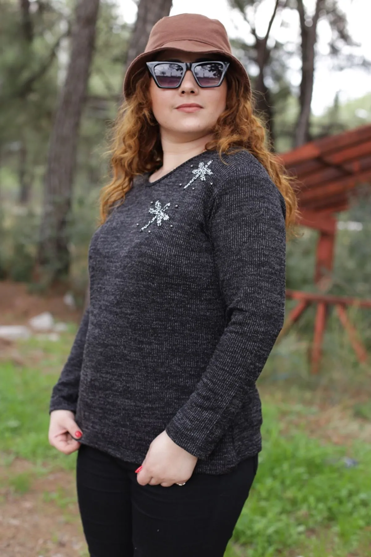 RENKTE YUSUFCUKLU SİYAH TRİKO BLUZ