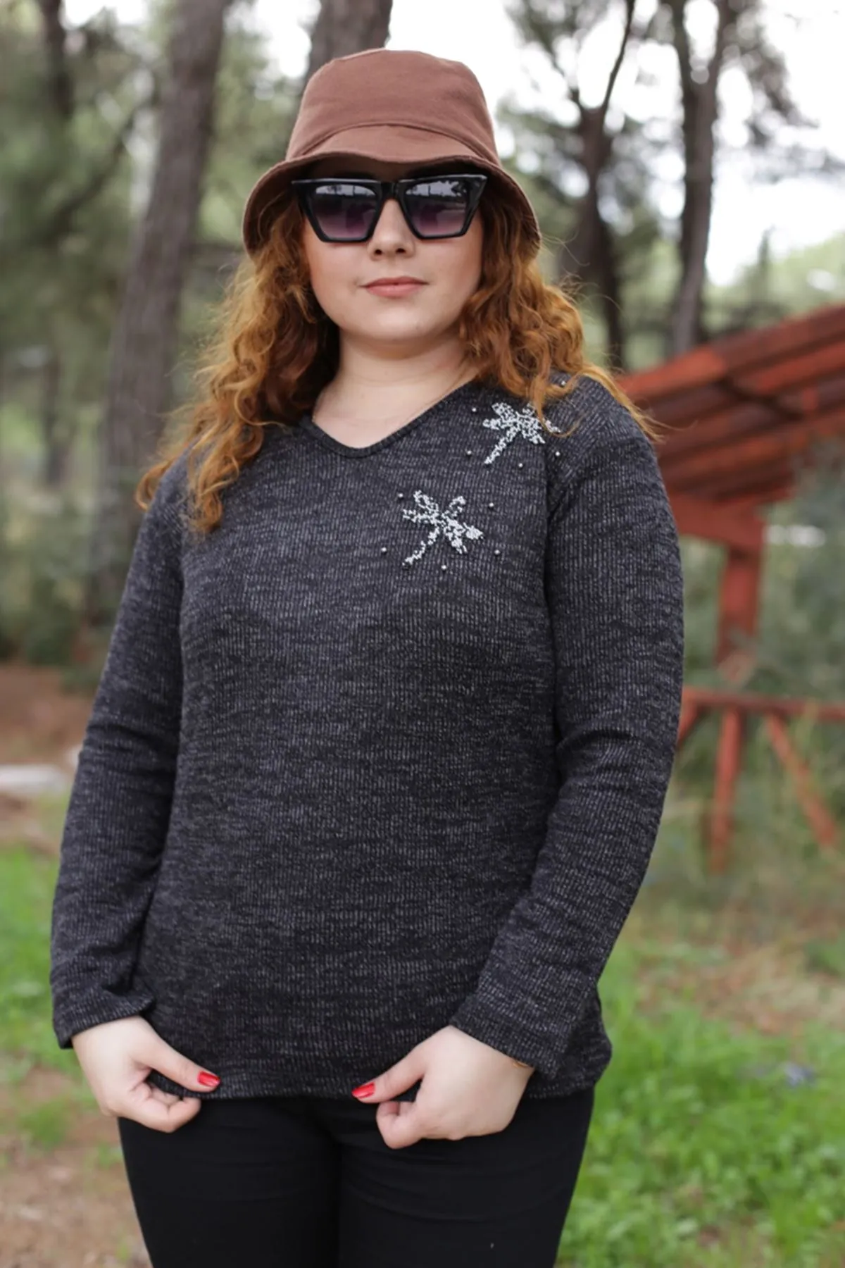 RENKTE YUSUFCUKLU SİYAH TRİKO BLUZ