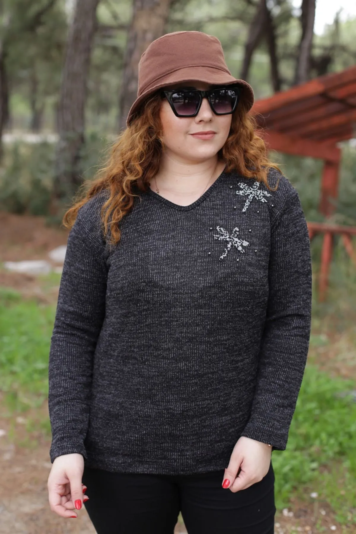 RENKTE YUSUFCUKLU SİYAH TRİKO BLUZ