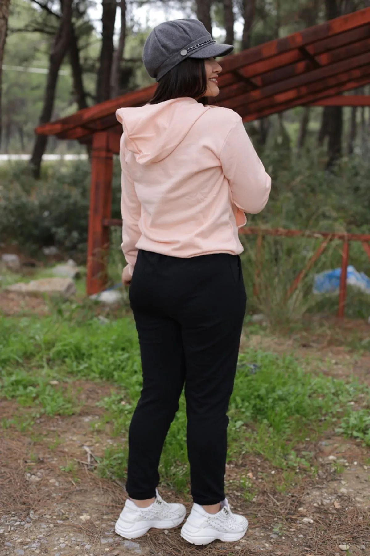 RENKTE ÖNÜ YAZILI EŞOFMAN TAKIMI