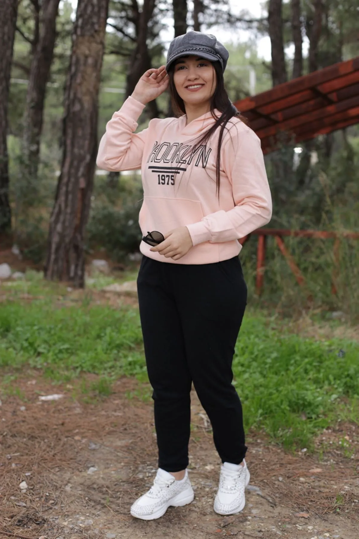 RENKTE ÖNÜ YAZILI EŞOFMAN TAKIMI