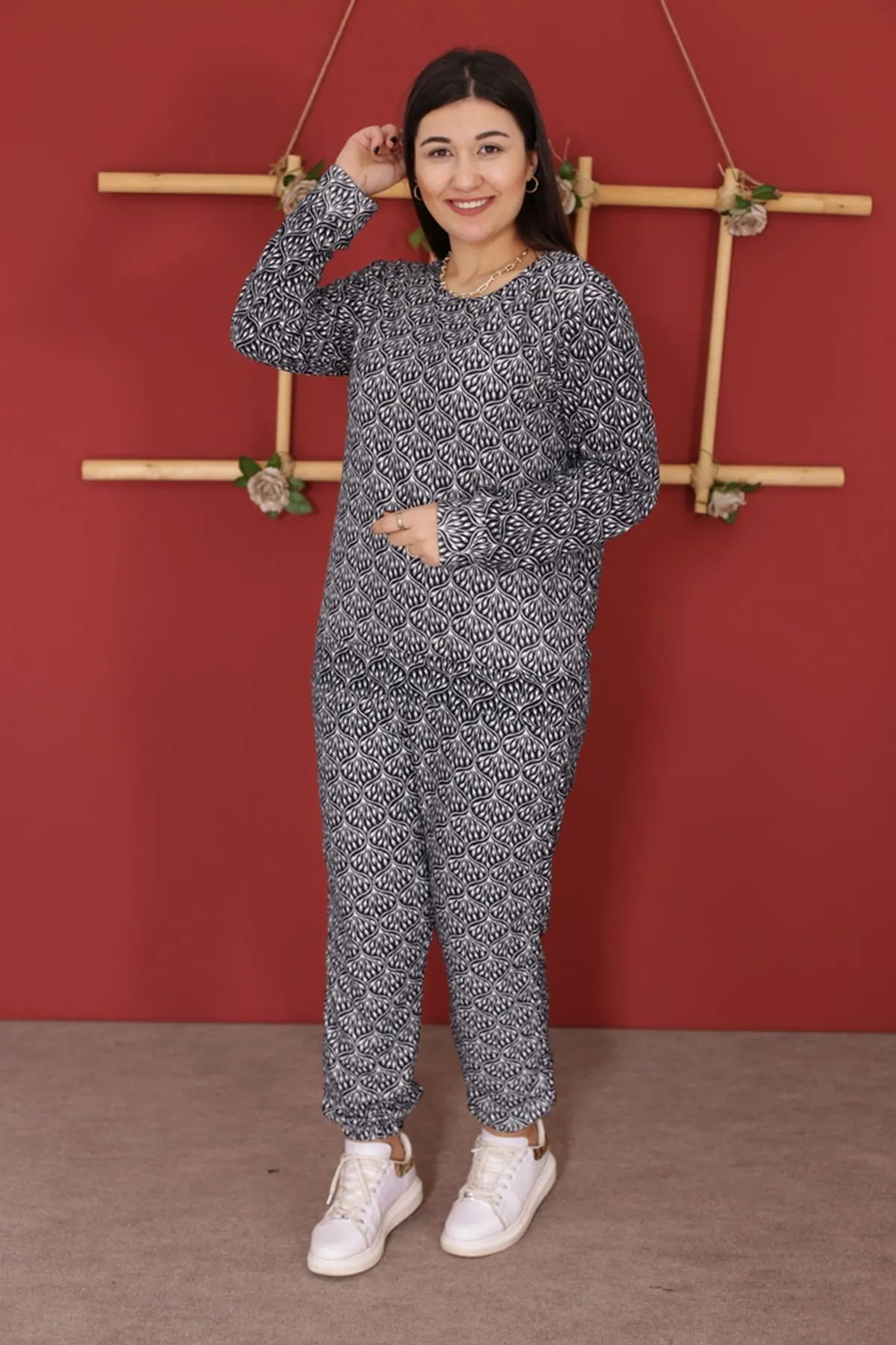 RENKTE GENİŞ KESİM KADİFE DESENLİ TAKIM