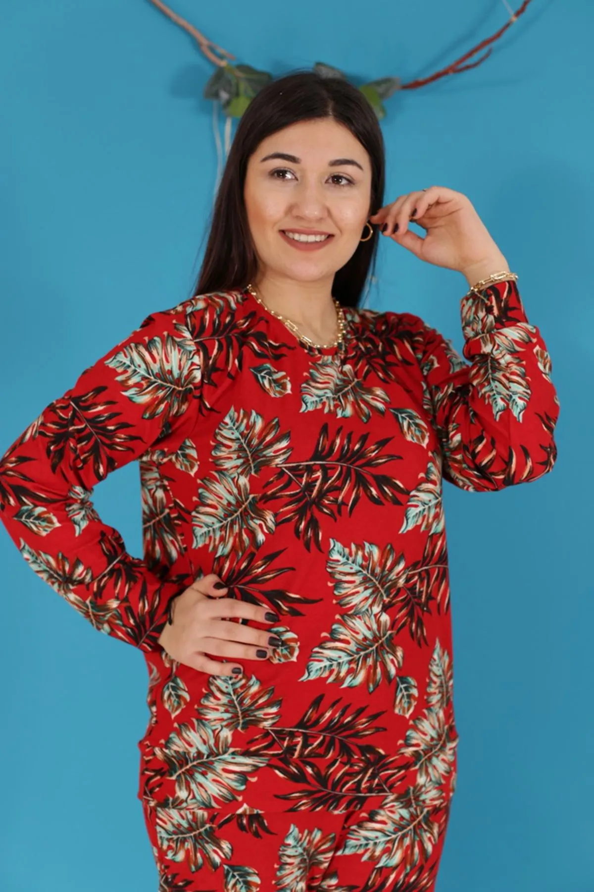 RENKTE GENİŞ KESİM KADİFE DESENLİ TAKIM