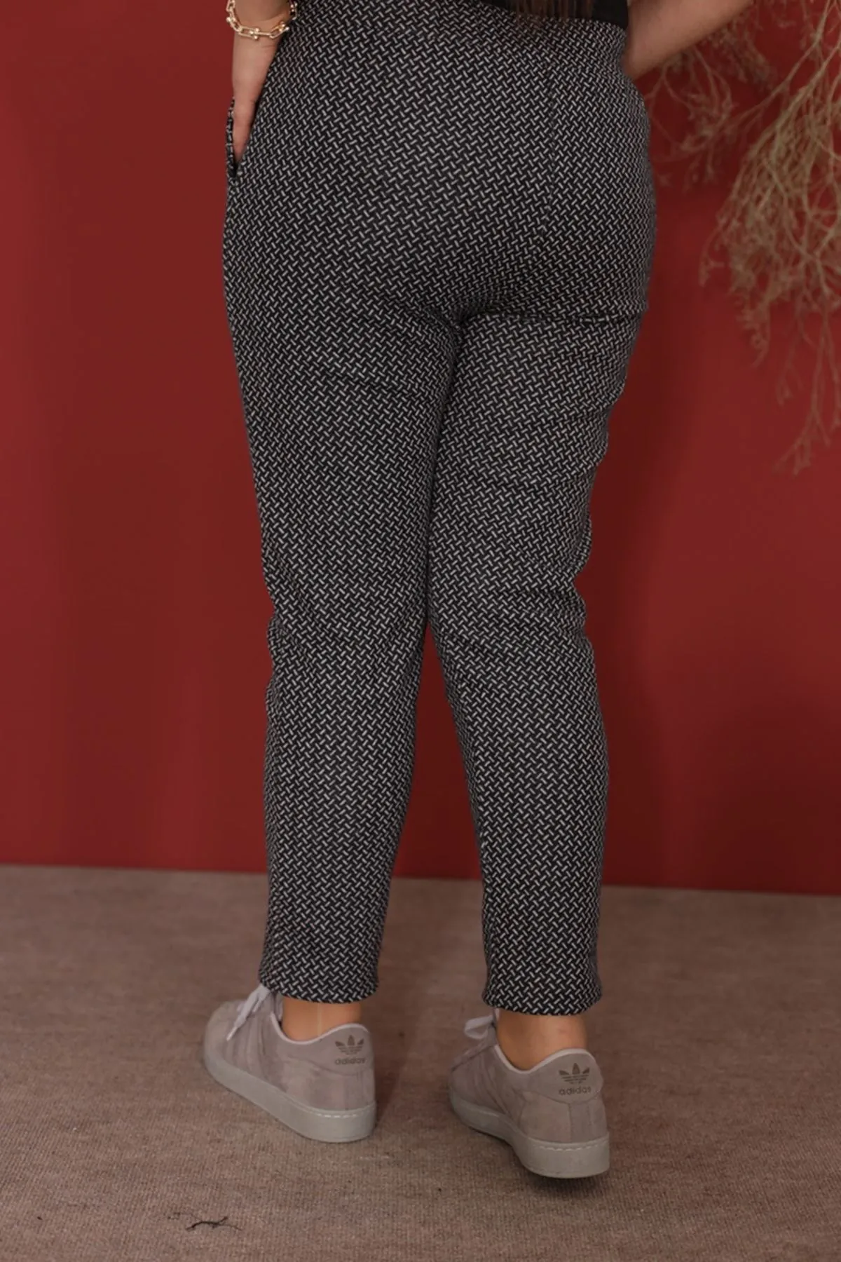 RENKTE DESENLİ KAŞE PANTOLON