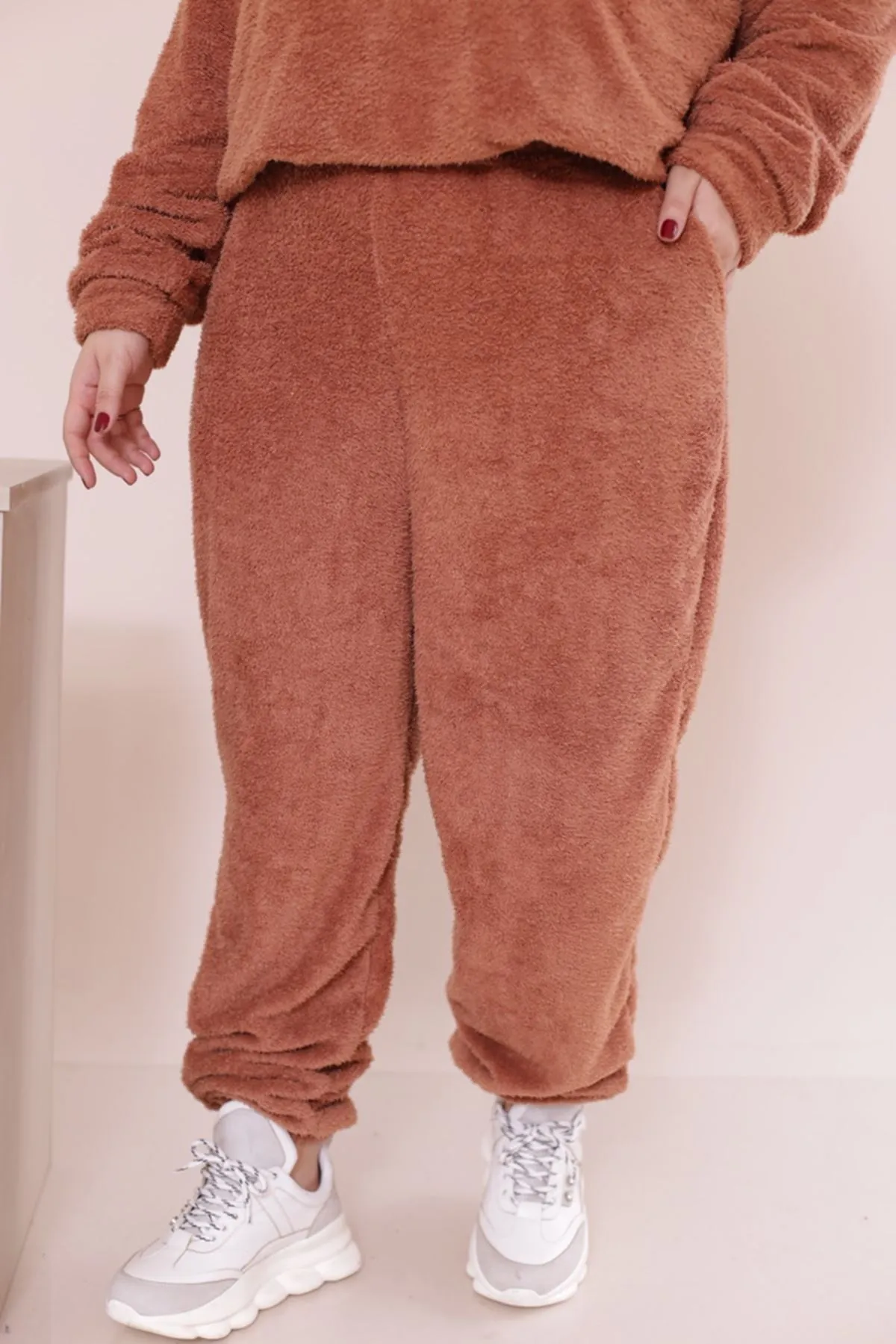 RENKTE GENİŞ KESİM TABA PELUŞ TAKIM