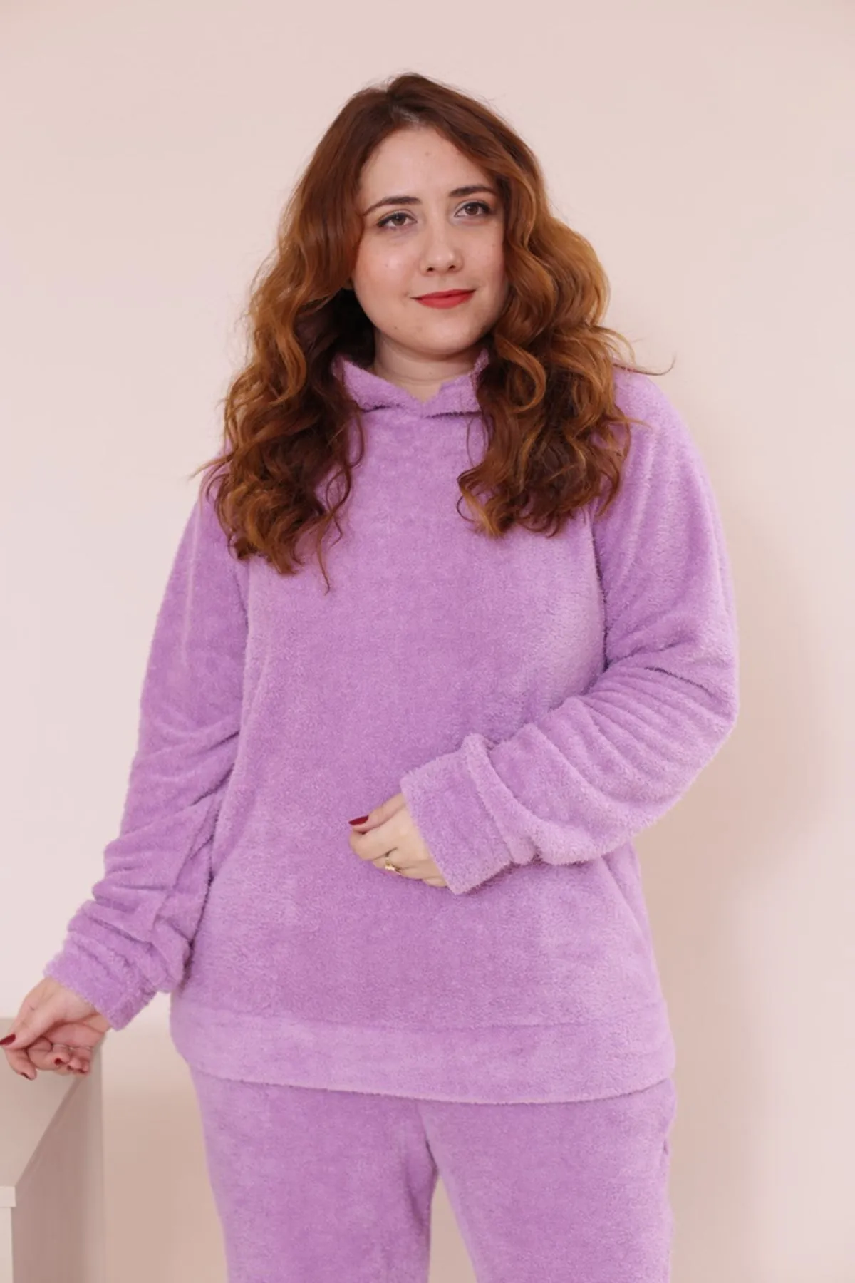 RENKTE GENİŞ KESİM LİLA PELUŞ TAKIM