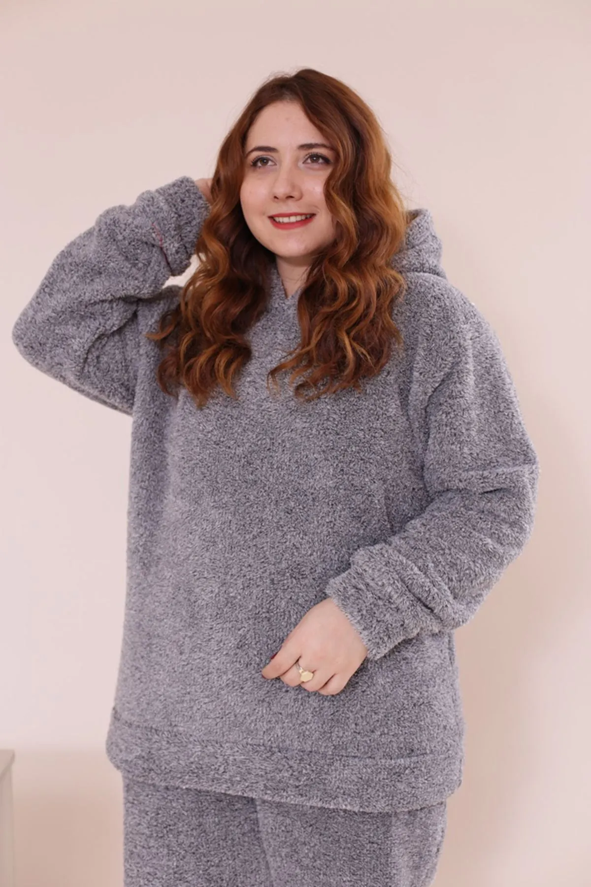 RENKTE GENİŞ KESİM GRİ PELUŞ TAKIM