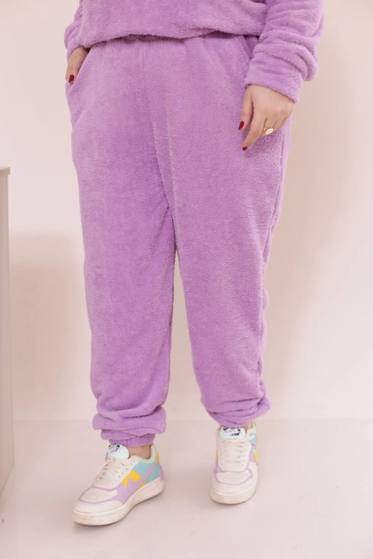 RENKTE GENİŞ KESİM LİLA PELUŞ TAKIM