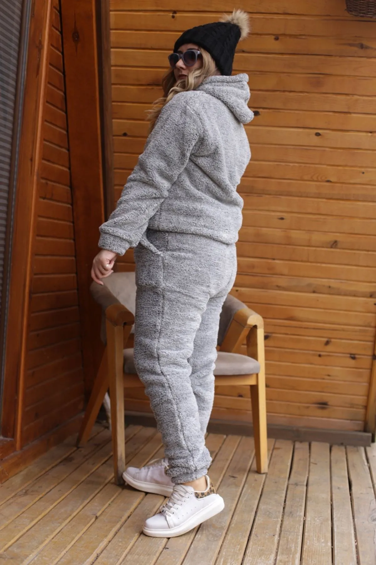 RENKTE GENİŞ KESİM GRİ PELUŞ TAKIM