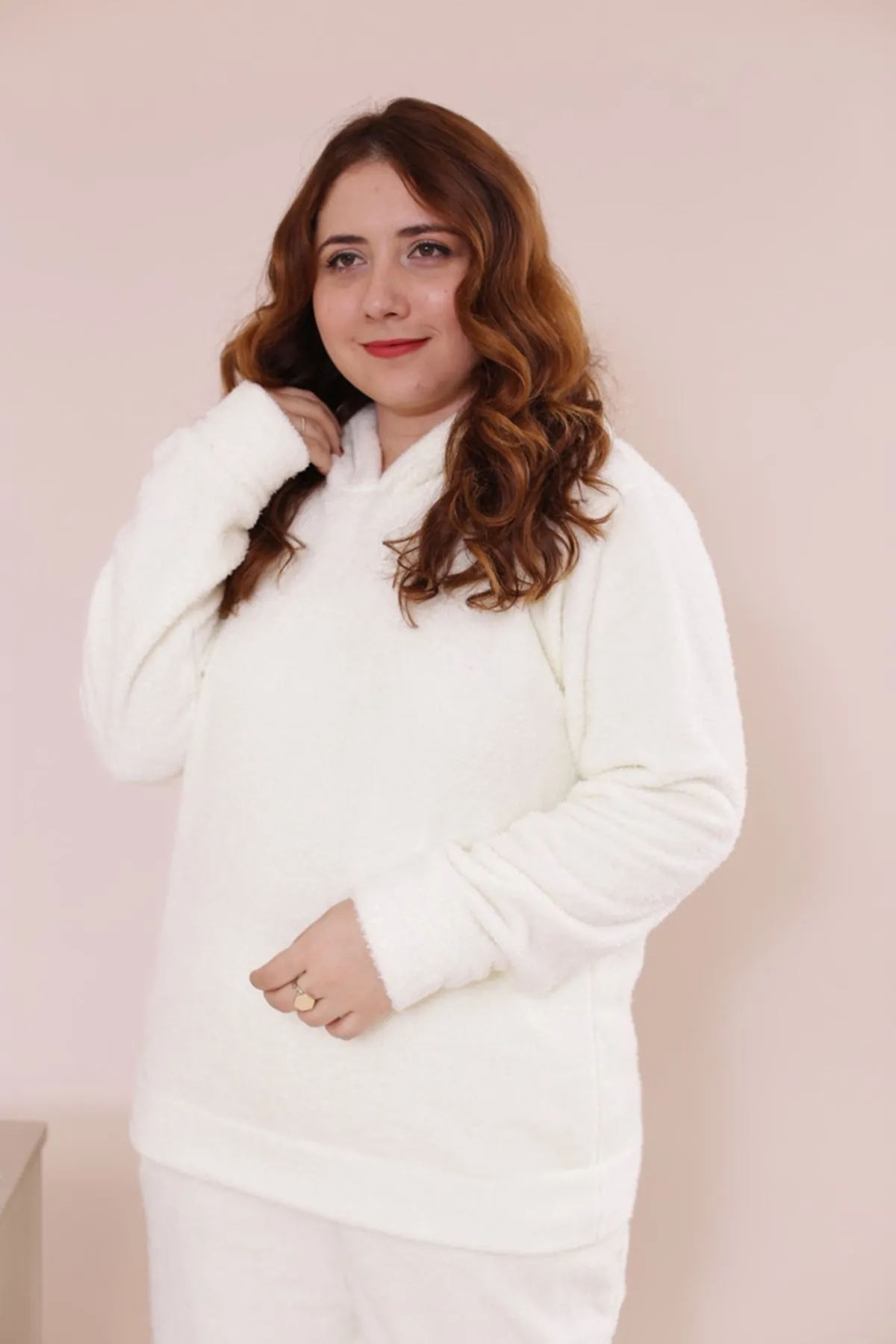 RENKTE GENİŞ KESİM KREM PELUŞ TAKIM