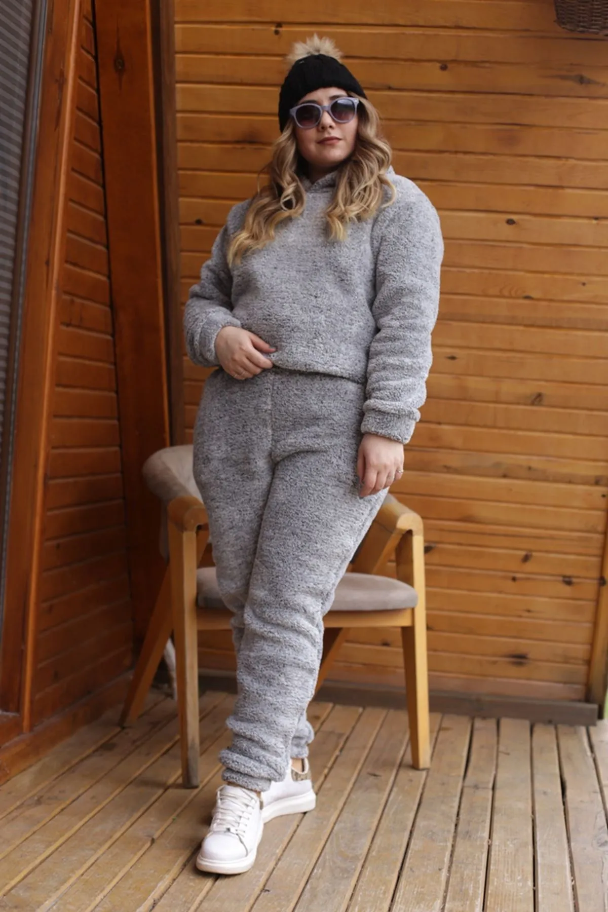 RENKTE GENİŞ KESİM GRİ PELUŞ TAKIM