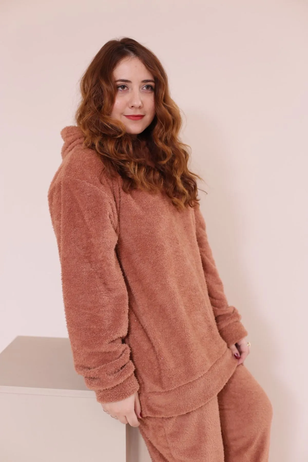 RENKTE GENİŞ KESİM TABA PELUŞ TAKIM