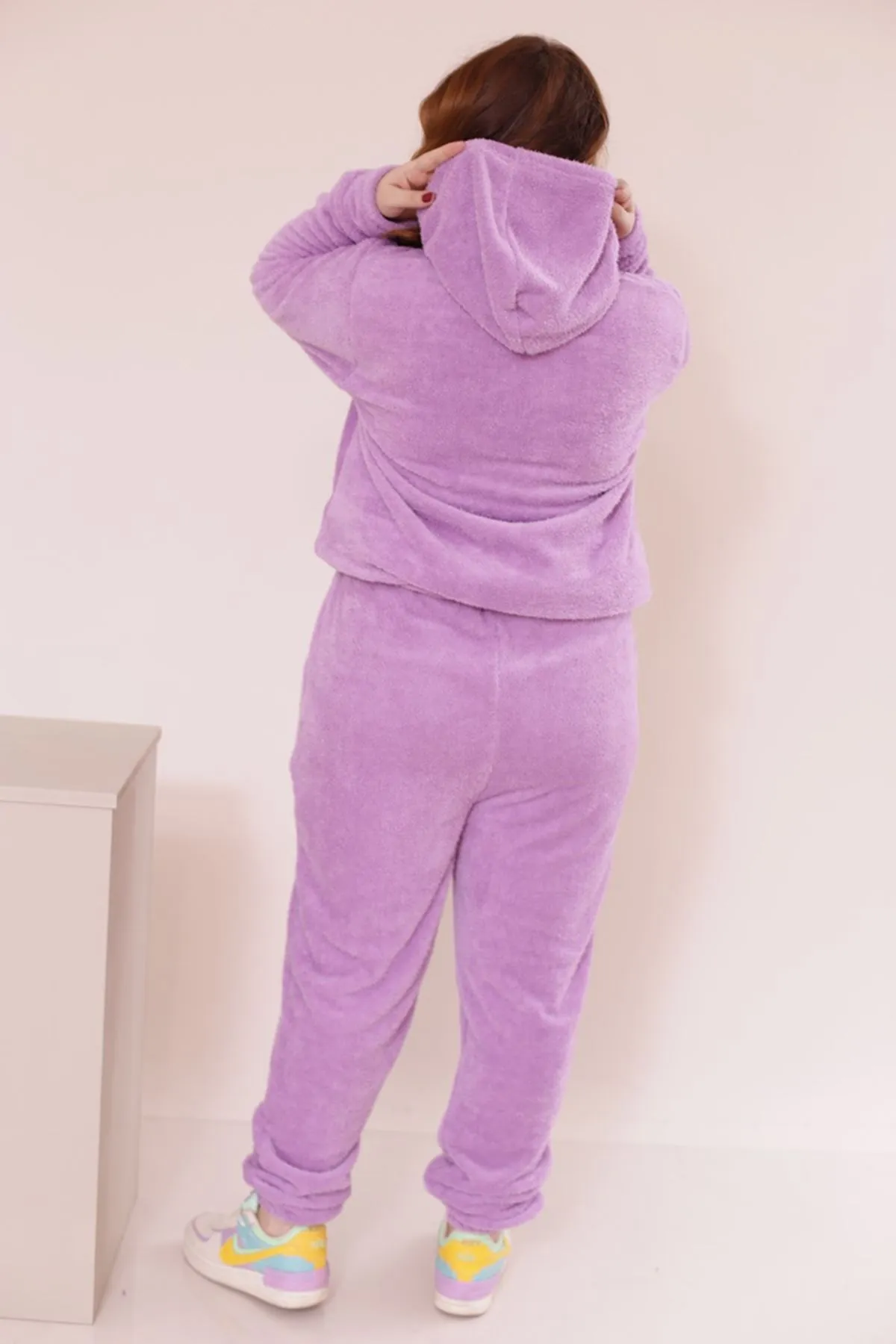 RENKTE GENİŞ KESİM LİLA PELUŞ TAKIM