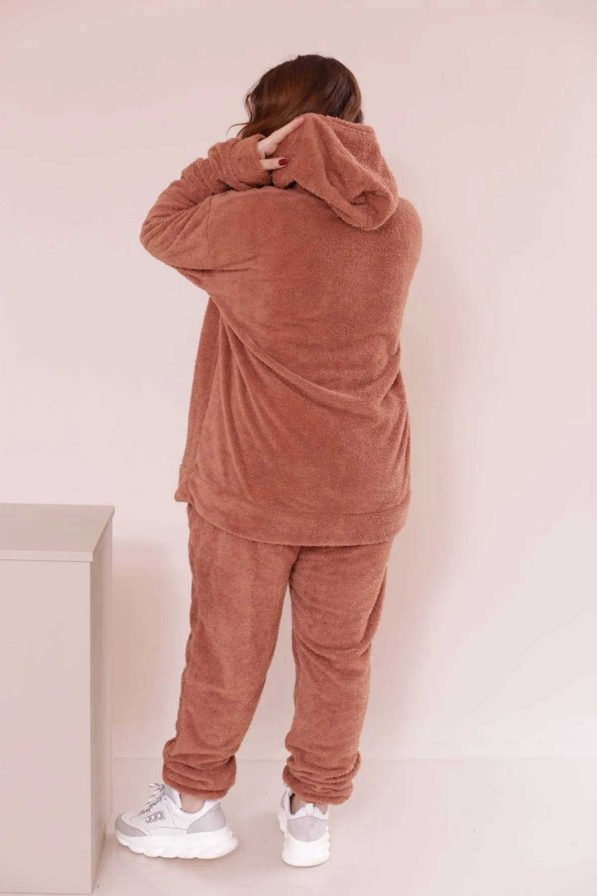 RENKTE GENİŞ KESİM TABA PELUŞ TAKIM