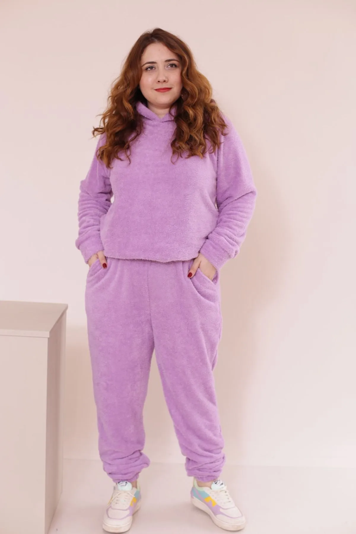 RENKTE GENİŞ KESİM LİLA PELUŞ TAKIM