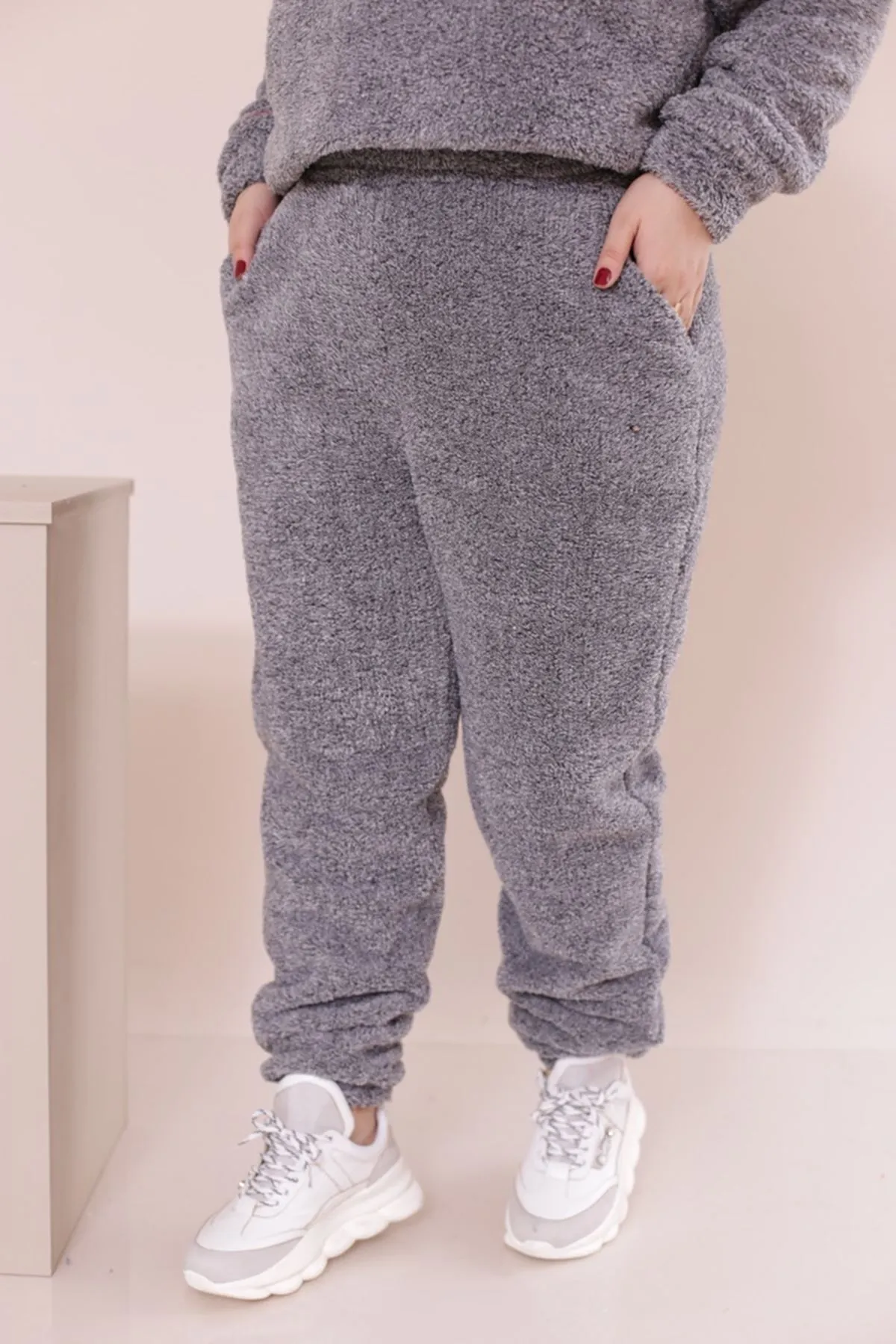 RENKTE GENİŞ KESİM GRİ PELUŞ TAKIM