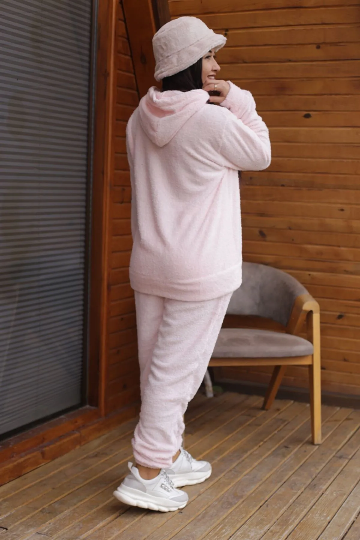 RENKTE GENİŞ KESİM PEMBE PELUŞ TAKIM