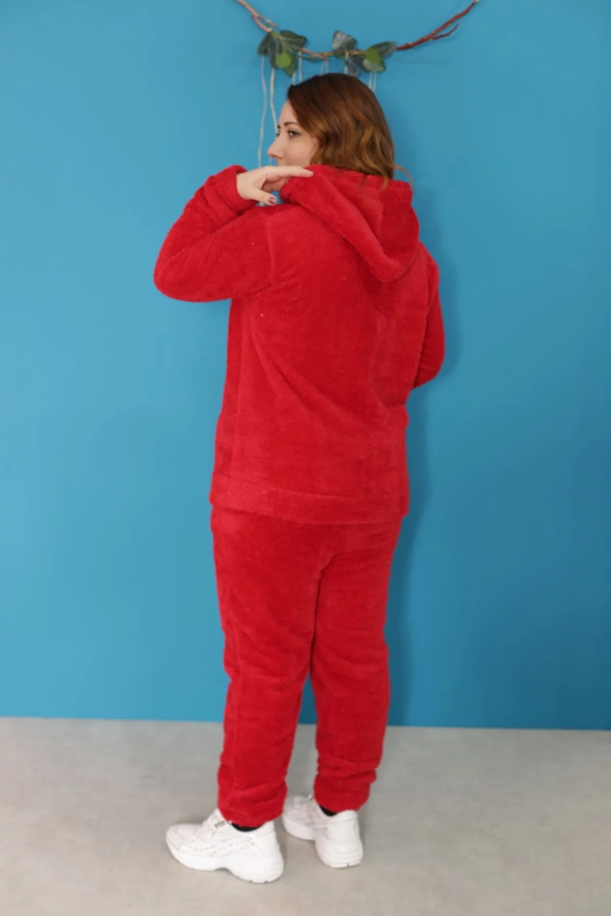 RENKTE GENİŞ KESİM KIRMIZI PELUŞ TAKIM