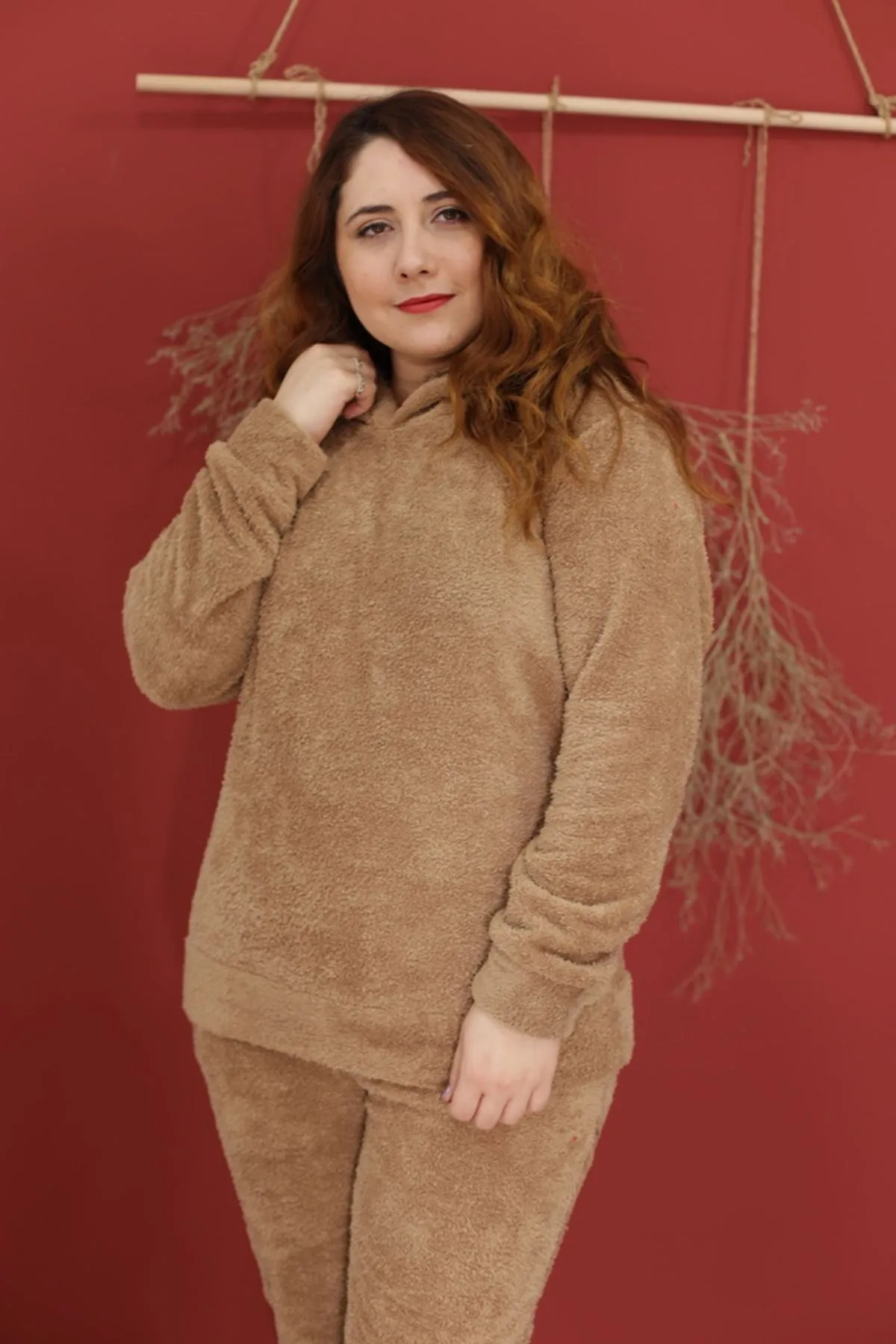 RENKTE GENİŞ KESİM KAHVE PELUŞ TAKIM