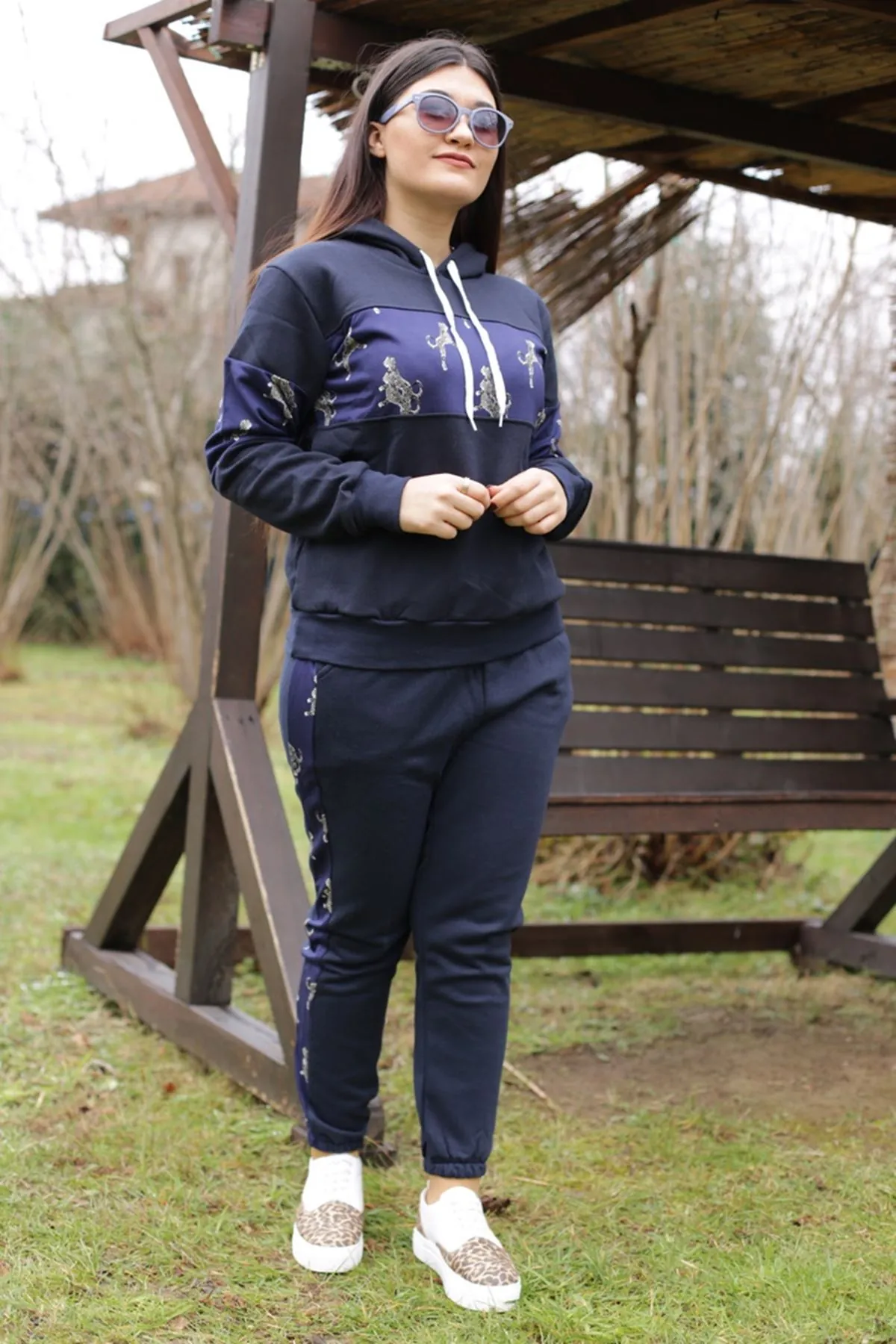 RENKTE  DESENLİ LACİVERT ŞARDONLU TAKIM