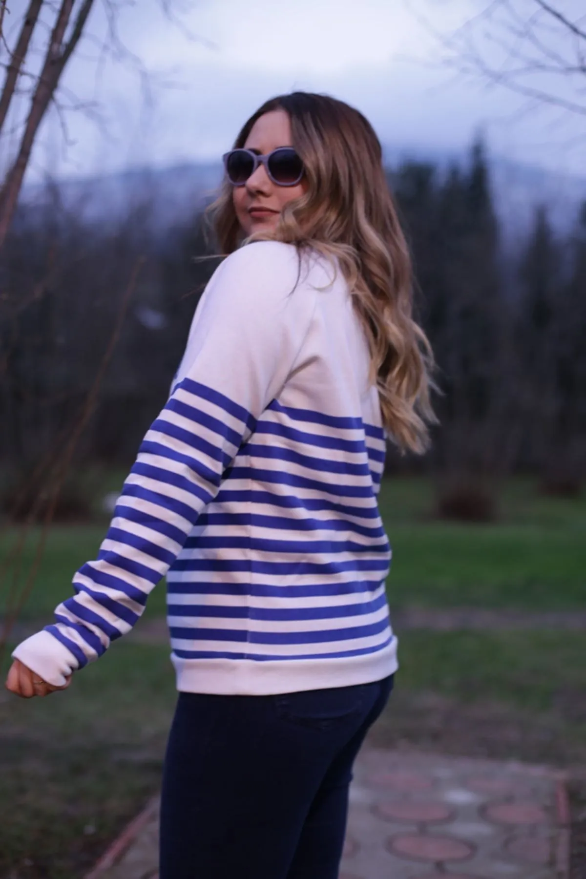 RENKTE ŞERİTLİ ÖNÜ YAZILI MAVİ SWEAT