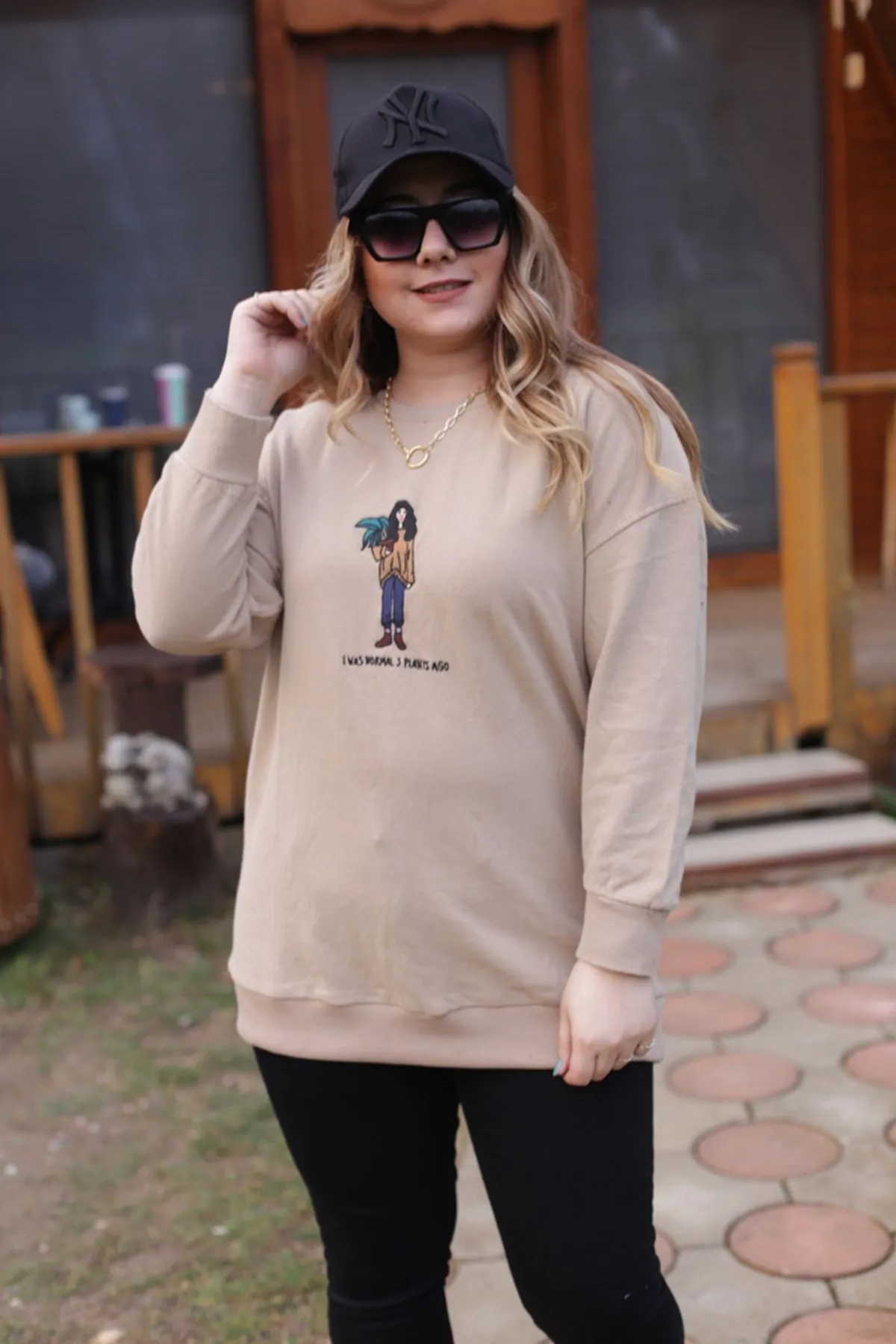 RENKTE ÖNÜ KIZ NAKIŞLI CAMEL SWEAT