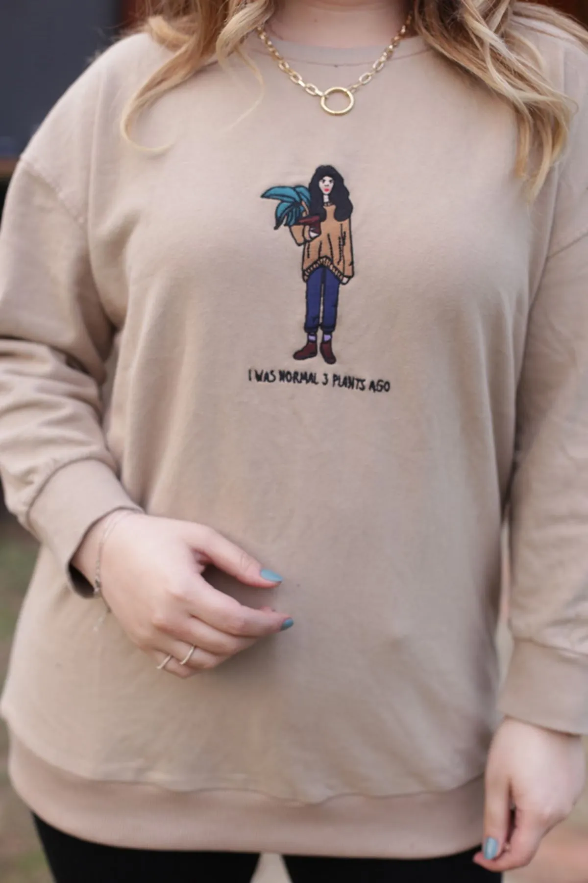 RENKTE ÖNÜ KIZ NAKIŞLI CAMEL SWEAT